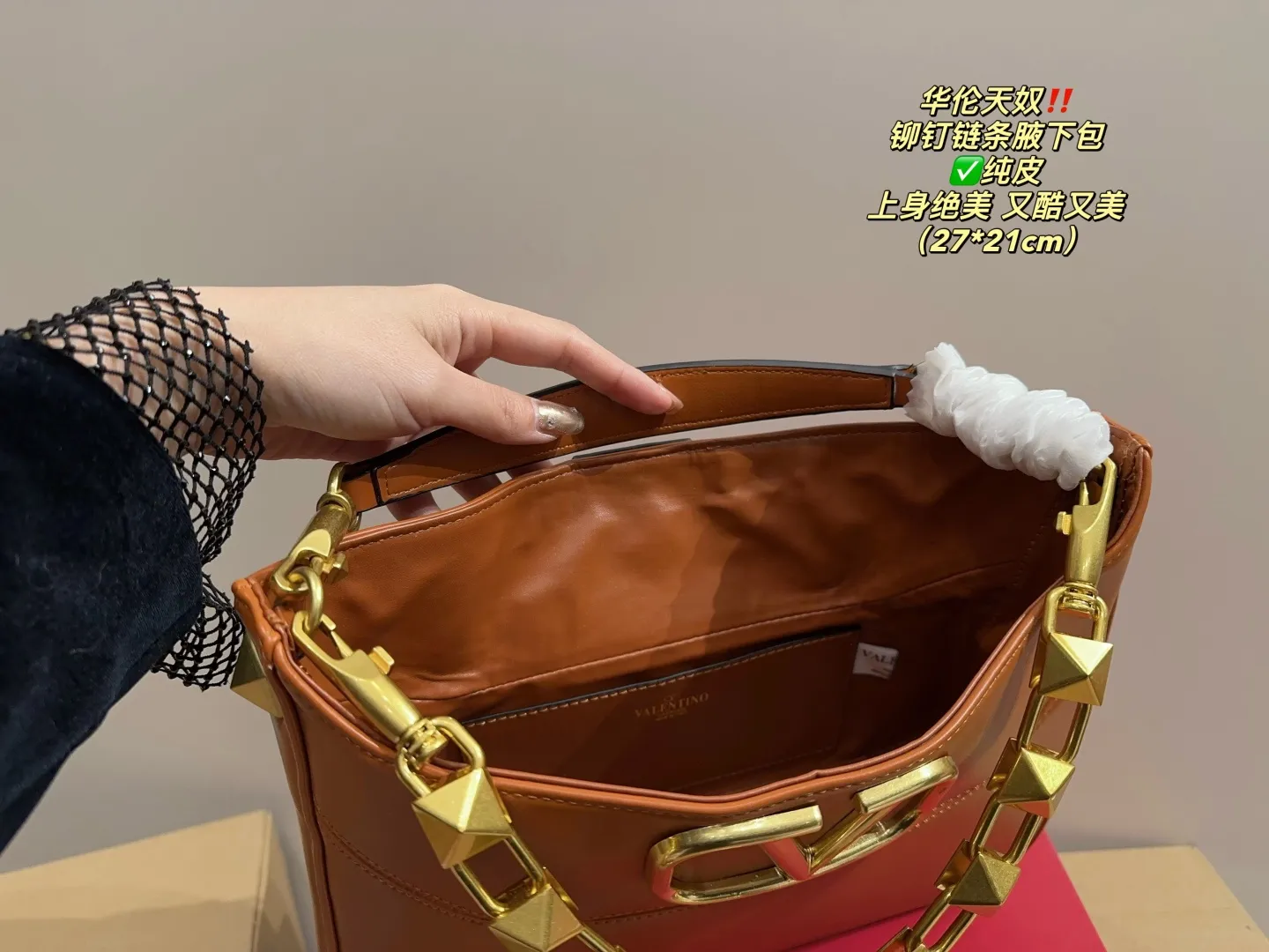 ✅Pure leather P400 with folding box⚠️Size 27.21 Valentino rivet chain armpit bag. The texture is so beautiful. The upper body is really too textured. Don’t be too attractive when shopping in daily life.