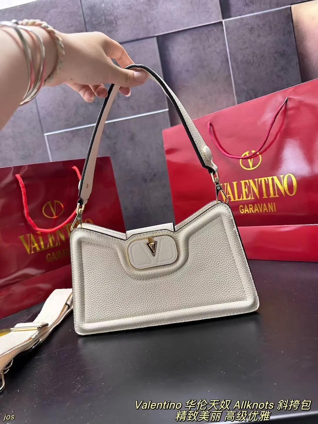 P290 Valentino Allknots crossbody bag, armpit bag, exquisite and beautiful, high-end and elegant, easy to control, no matter the clothes or season, can be used all year round, can be salty or sweet, tall girls carry it, the temperament of a royal lady, small girls carry, a sweet girl. Size: 26*15CM