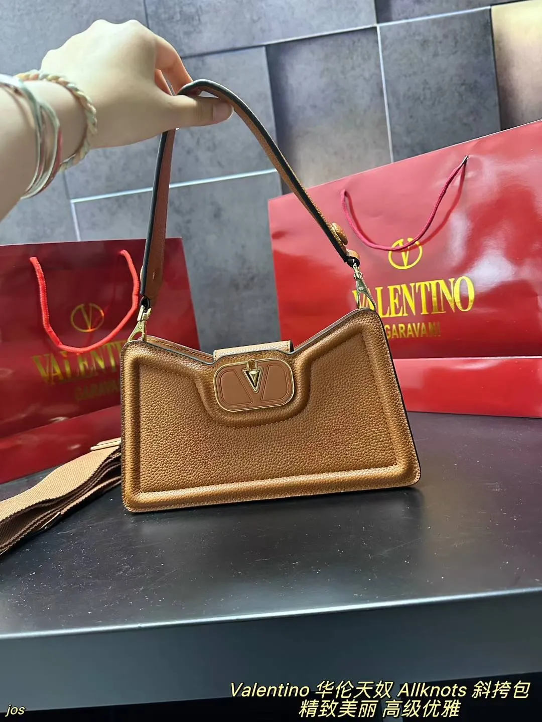 P290 Valentino Allknots crossbody bag, armpit bag, exquisite and beautiful, high-end and elegant, easy to control, no matter the clothes or season, can be used all year round, can be salty or sweet, tall girls carry it, the temperament of a royal lady, small girls carry, a sweet girl. Size: 26*15CM