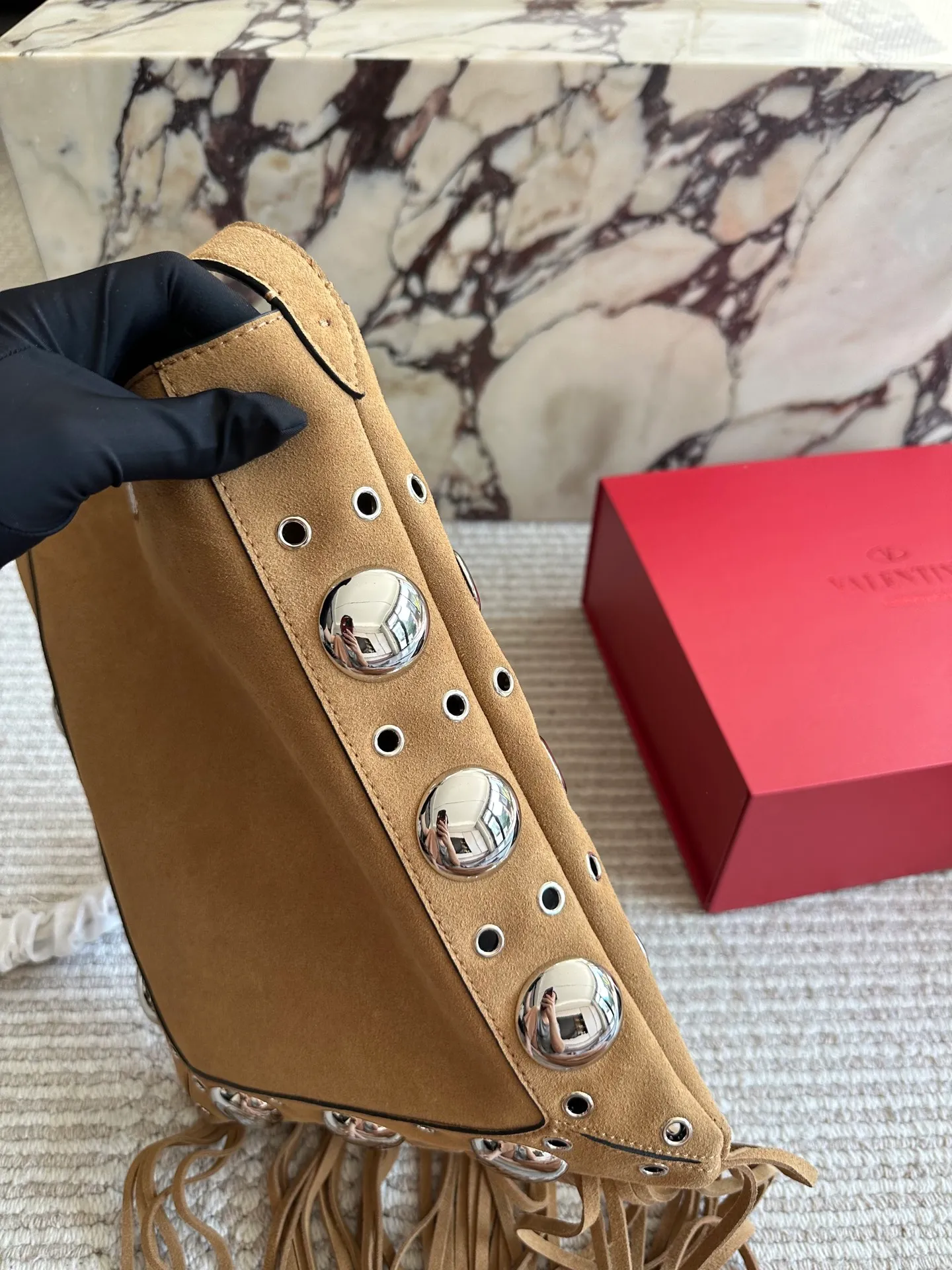💰 480 in box size: 28 30cm Valentino new product! Who can resist this style? It’s totally okay to wear in spring, summer, autumn and winter~