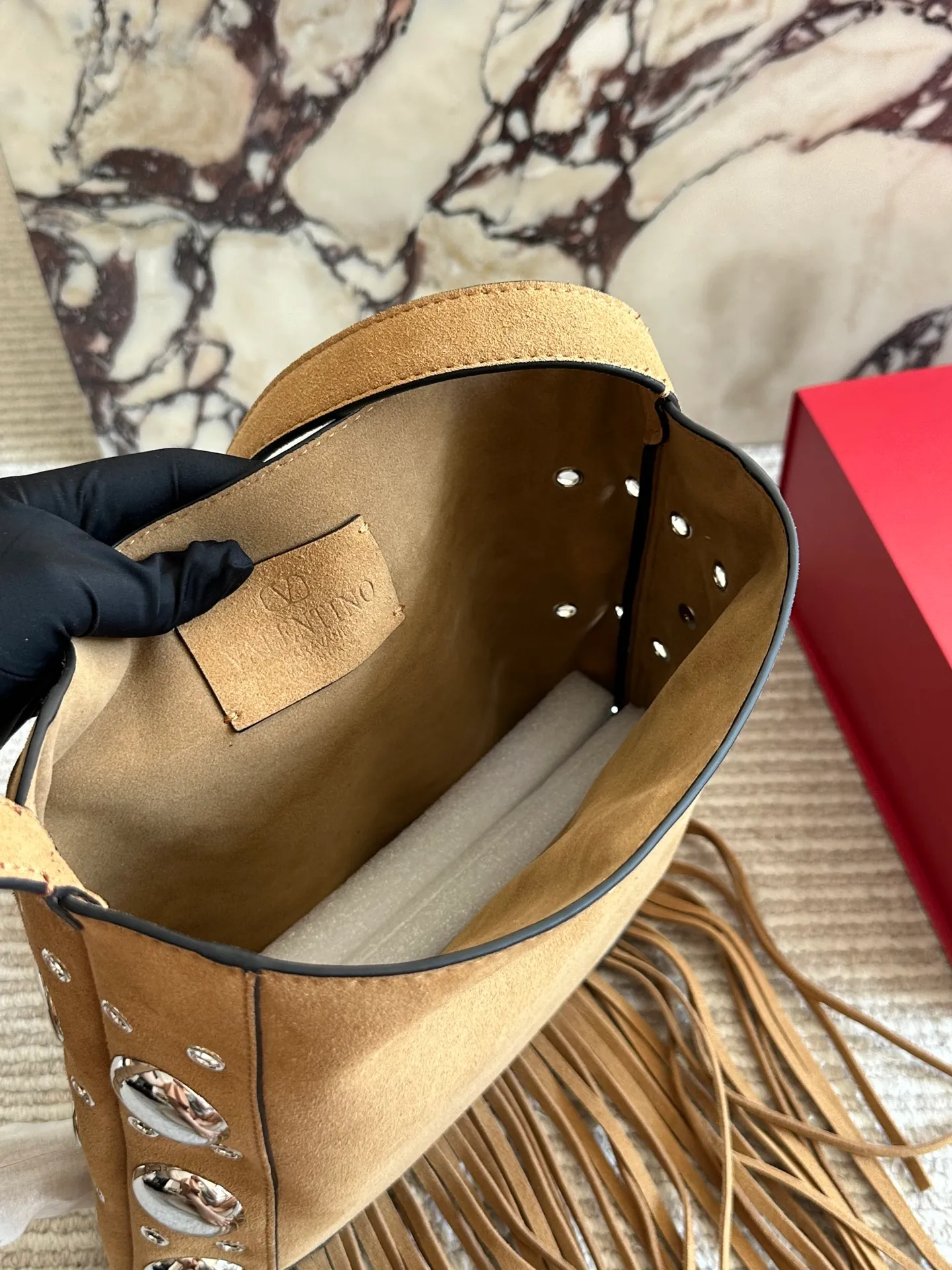 💰 480 in box size: 28 30cm Valentino new product! Who can resist this style? It’s totally okay to wear in spring, summer, autumn and winter~