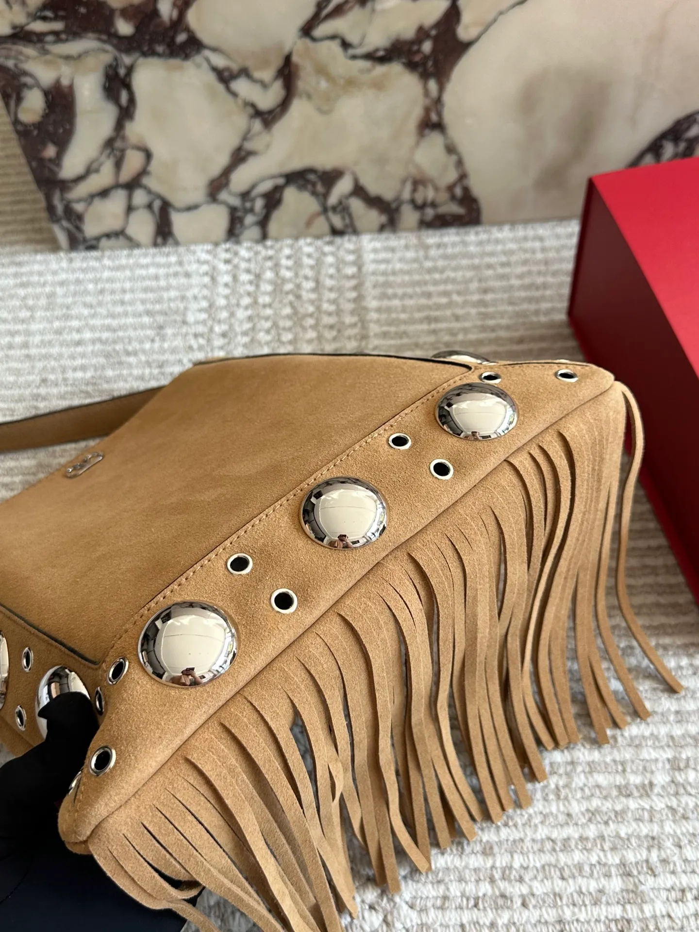 💰 480 in box size: 28 30cm Valentino new product! Who can resist this style? It’s totally okay to wear in spring, summer, autumn and winter~