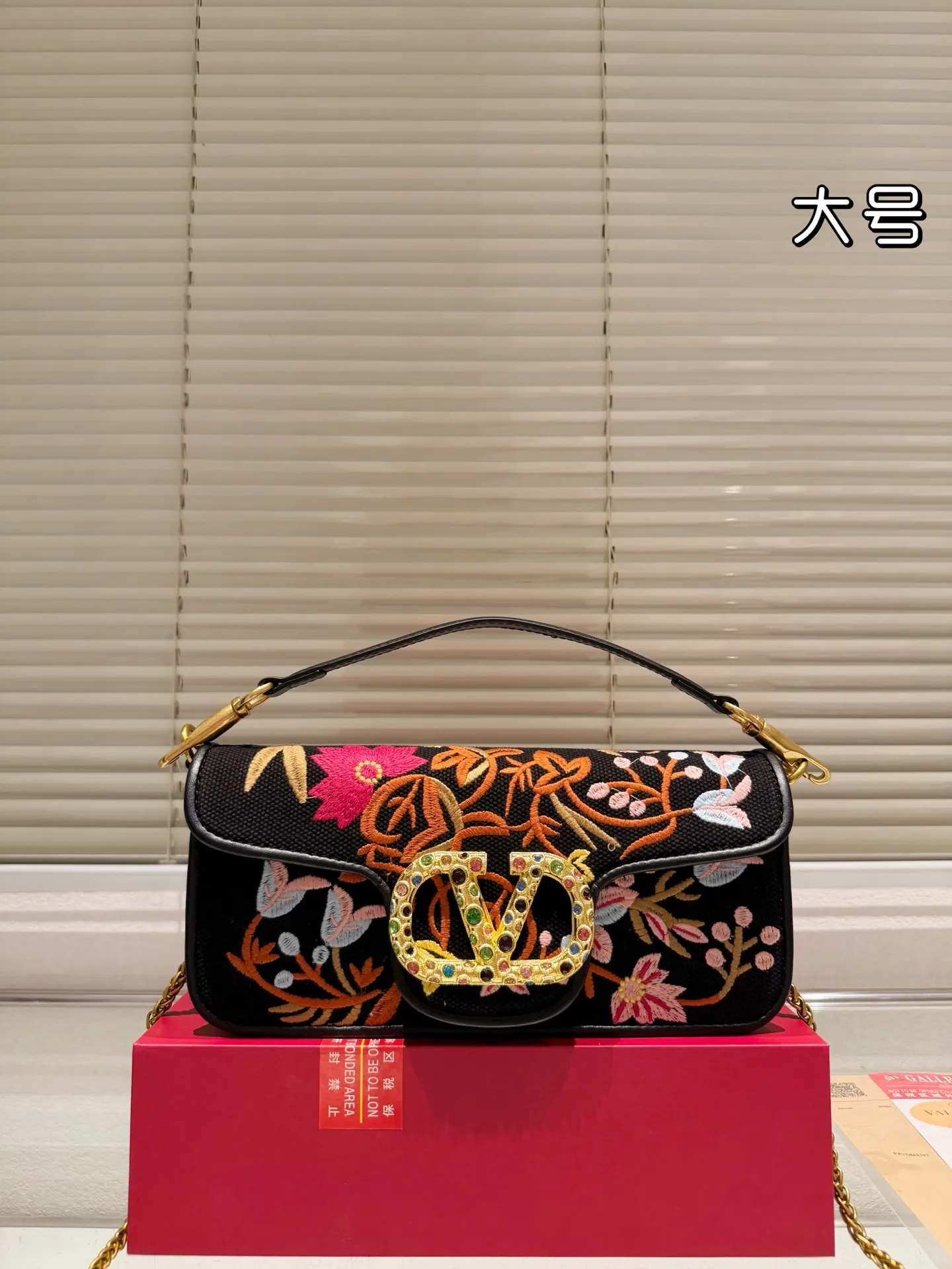Large P400 box ⚠️Size 27*12 Valentino embroidered chain bag Unlocks fashion charm Can be salty or sweet The most beautiful girl on the street