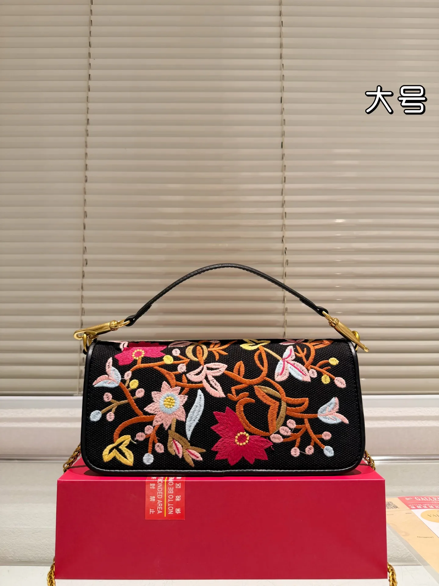 Large P400 box ⚠️Size 27*12 Valentino embroidered chain bag Unlocks fashion charm Can be salty or sweet The most beautiful girl on the street