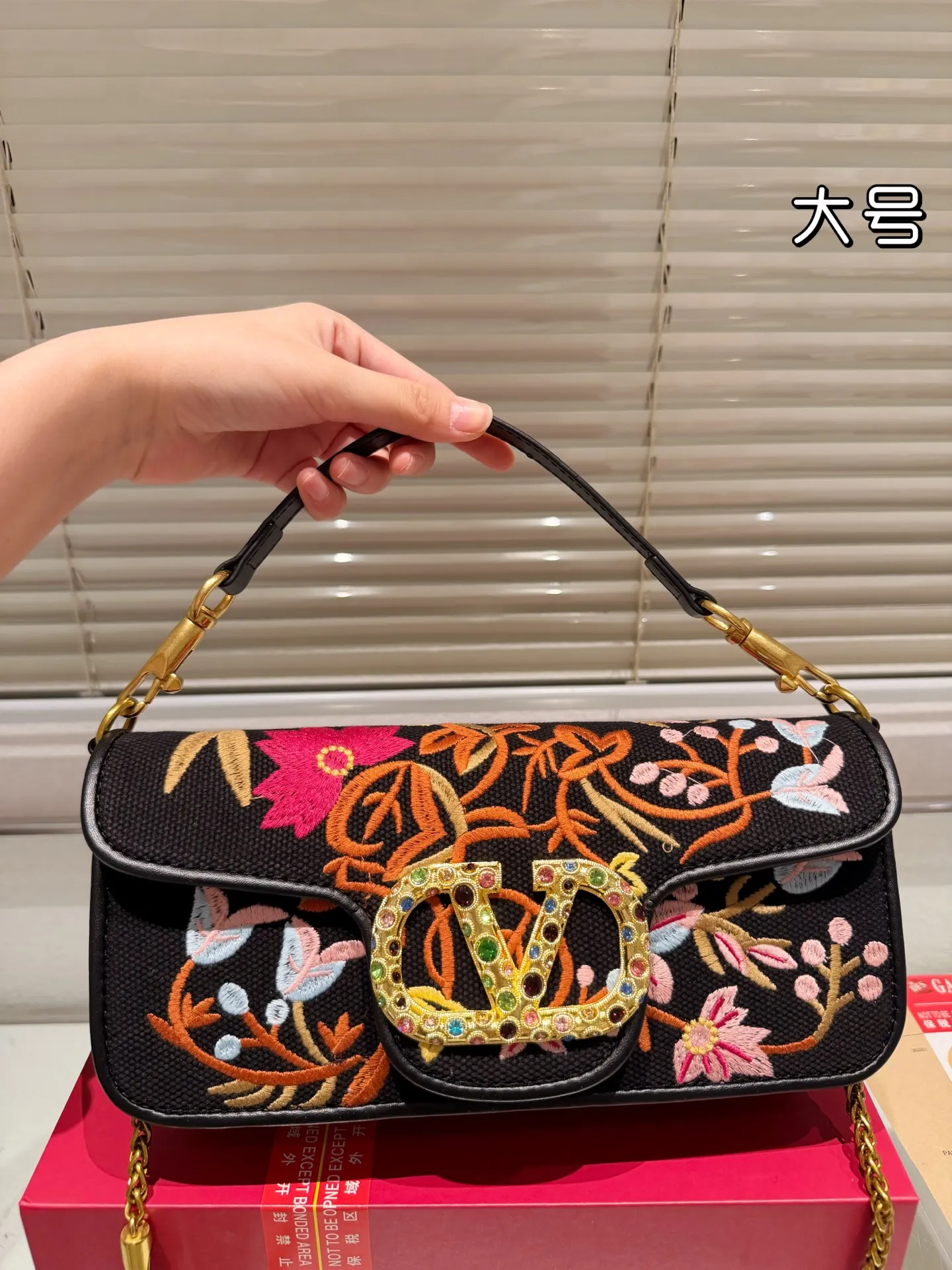 Large P400 box ⚠️Size 27*12 Valentino embroidered chain bag Unlocks fashion charm Can be salty or sweet The most beautiful girl on the street