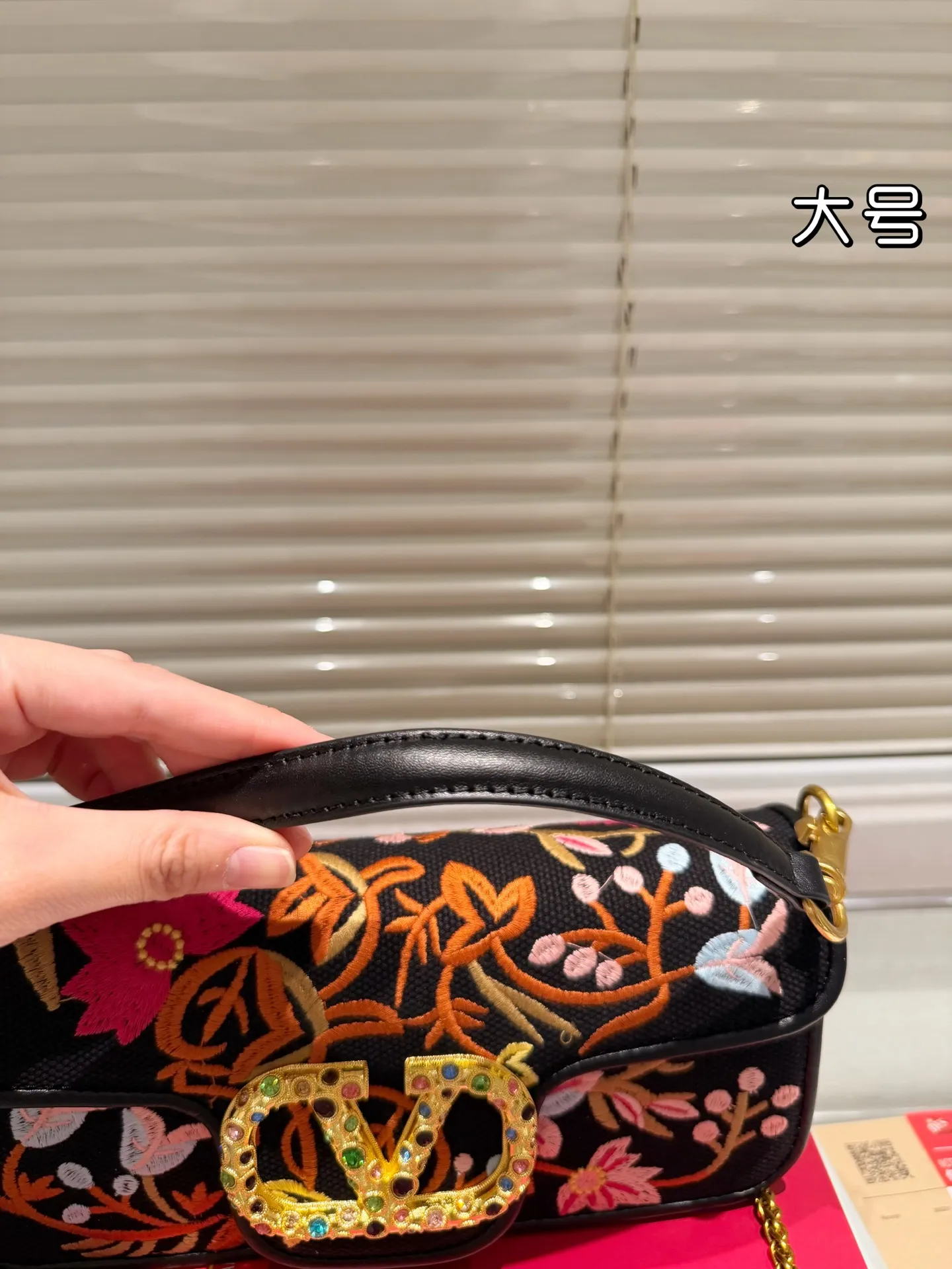Large P400 box ⚠️Size 27*12 Valentino embroidered chain bag Unlocks fashion charm Can be salty or sweet The most beautiful girl on the street