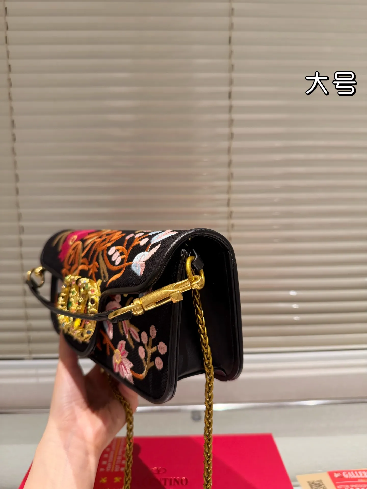Large P400 box ⚠️Size 27*12 Valentino embroidered chain bag Unlocks fashion charm Can be salty or sweet The most beautiful girl on the street