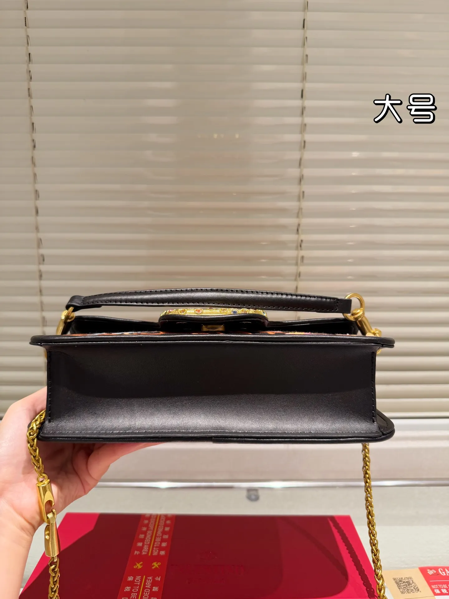 Large P400 box ⚠️Size 27*12 Valentino embroidered chain bag Unlocks fashion charm Can be salty or sweet The most beautiful girl on the street