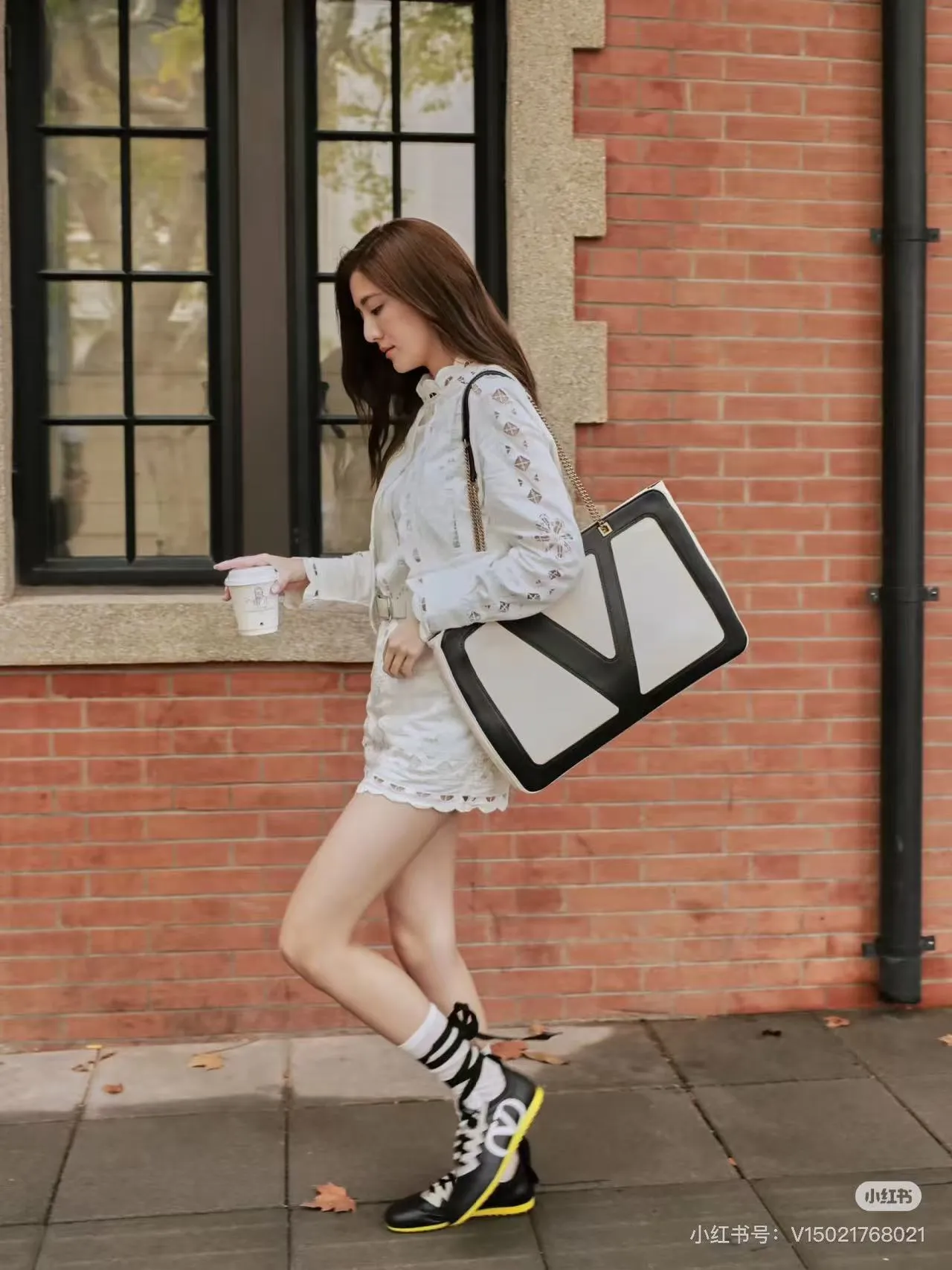 p280 Valentino Valentino ⚠️ Comes with box ⚠️ Size 37*26 VivaSuperstar meets your various needs. Its capacity is amazing. It looks flat, but it can hold a laptop. It breaks the shape of the traditional tote bag. It is made of soft lambskin, delicate and soft, and the bag body is light.