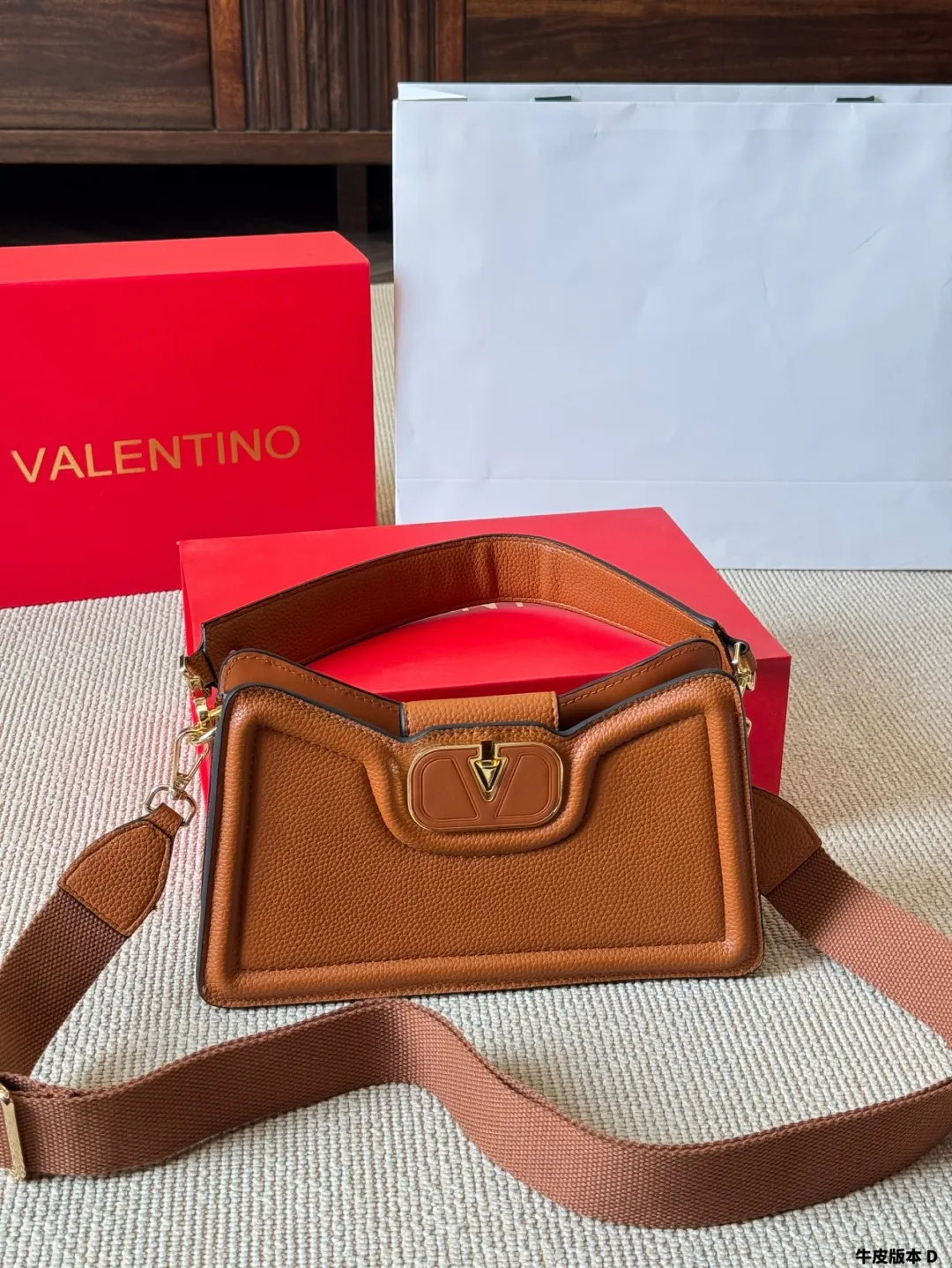 Cowhide version p310 Valentino Allknots crossbody bag Exquisite and beautiful, high-end elegance, easy to control, no matter the clothes or seasons. Can be used all year round, salty or sweet. Carry it on a tall girl, and look like a queen. Carry it on a small girl, it looks sweet on a girl. Size: 26 15