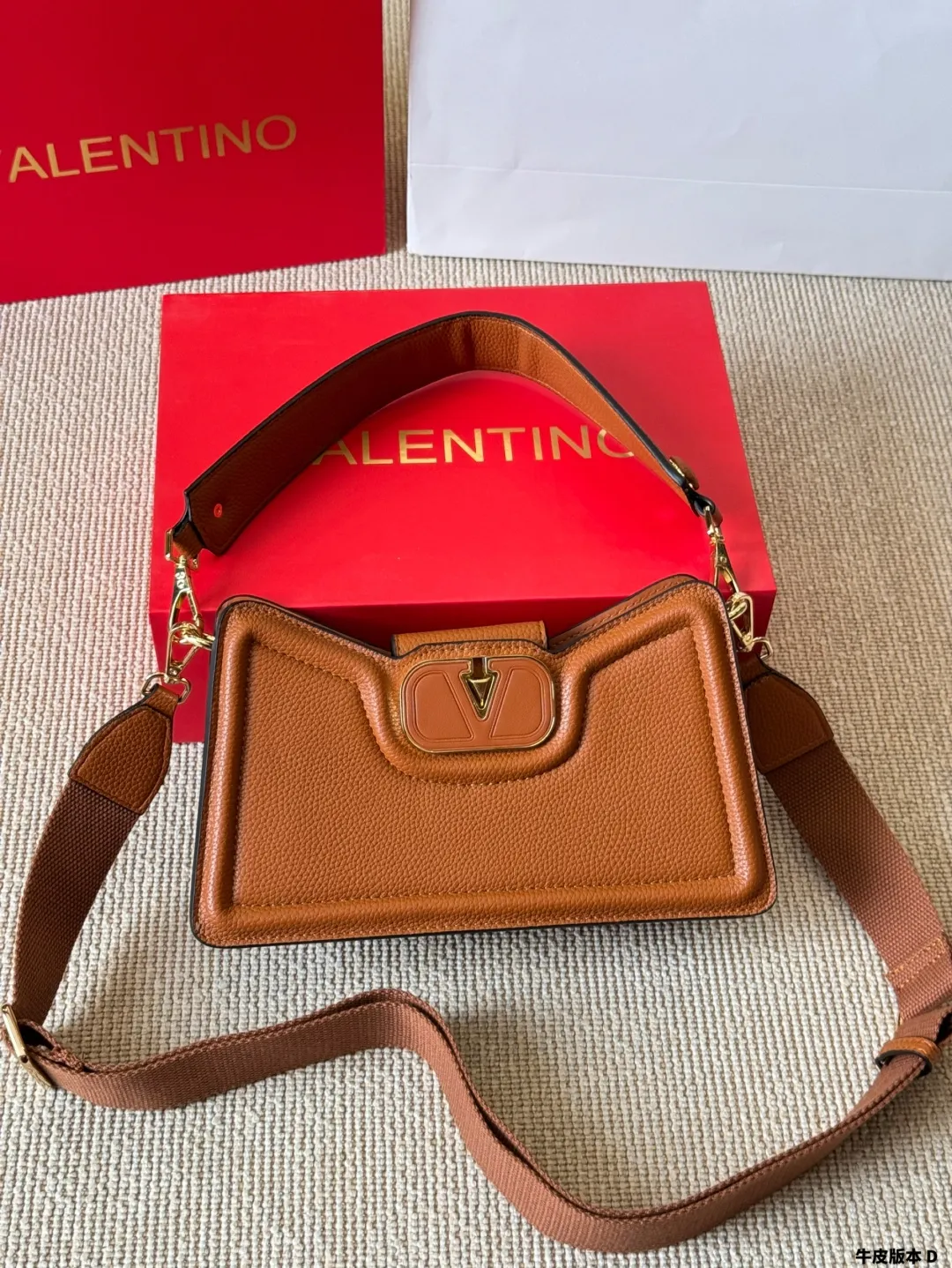 Cowhide version p310 Valentino Allknots crossbody bag Exquisite and beautiful, high-end elegance, easy to control, no matter the clothes or seasons. Can be used all year round, salty or sweet. Carry it on a tall girl, and look like a queen. Carry it on a small girl, it looks sweet on a girl. Size: 26 15