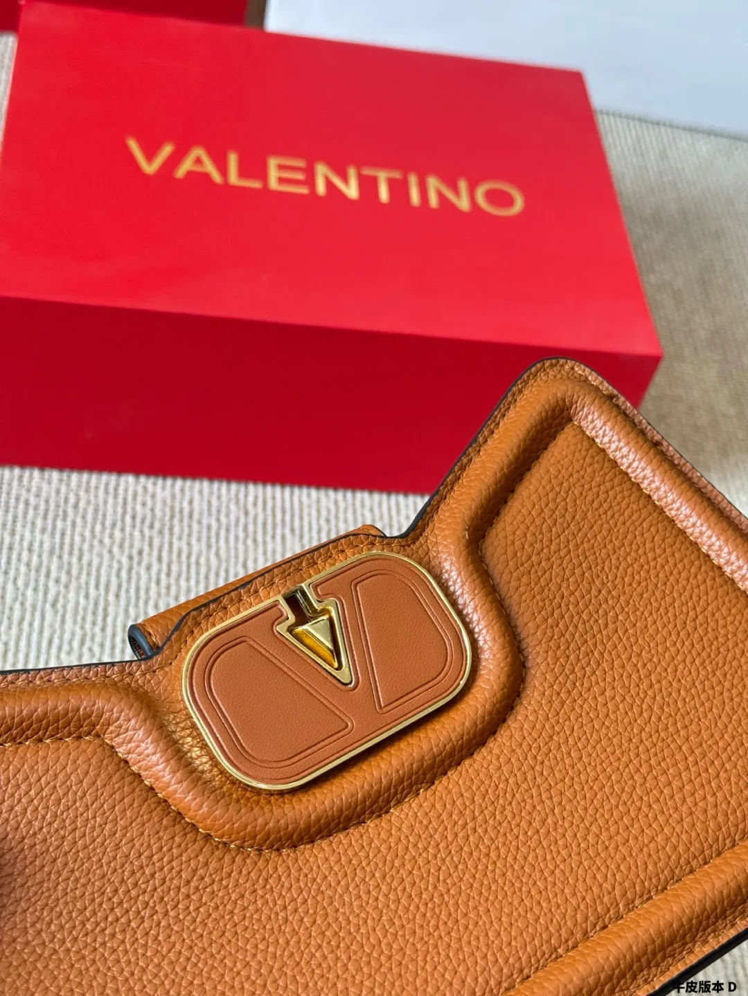 Cowhide version p310 Valentino Allknots crossbody bag Exquisite and beautiful, high-end elegance, easy to control, no matter the clothes or seasons. Can be used all year round, salty or sweet. Carry it on a tall girl, and look like a queen. Carry it on a small girl, it looks sweet on a girl. Size: 26 15