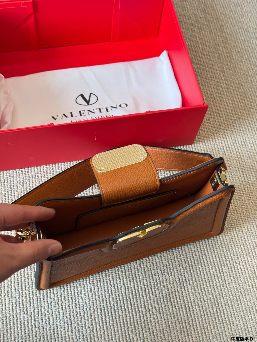 Cowhide version p310 Valentino Allknots crossbody bag Exquisite and beautiful, high-end elegance, easy to control, no matter the clothes or seasons. Can be used all year round, salty or sweet. Carry it on a tall girl, and look like a queen. Carry it on a small girl, it looks sweet on a girl. Size: 26 15