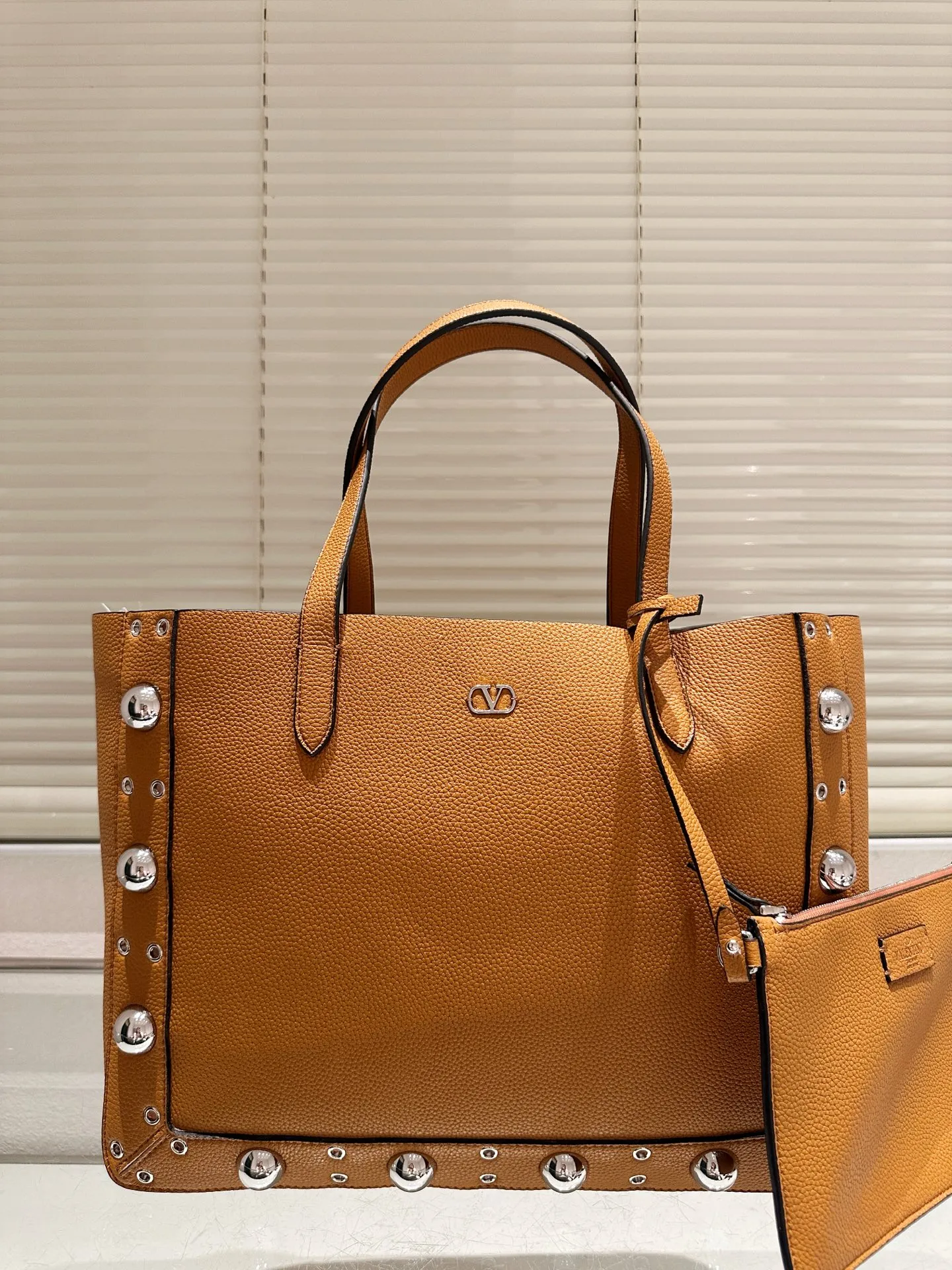 P480 comes with box⚠️Size 40*30 Valentino nellcote tote bag with suede body, decorated with ball rivets and hollow details, balancing retro and fashionable. It can be freely switched between hand-carrying and shoulder-carrying, and combined with a detachable carrying bag, it combines practicality and fun.