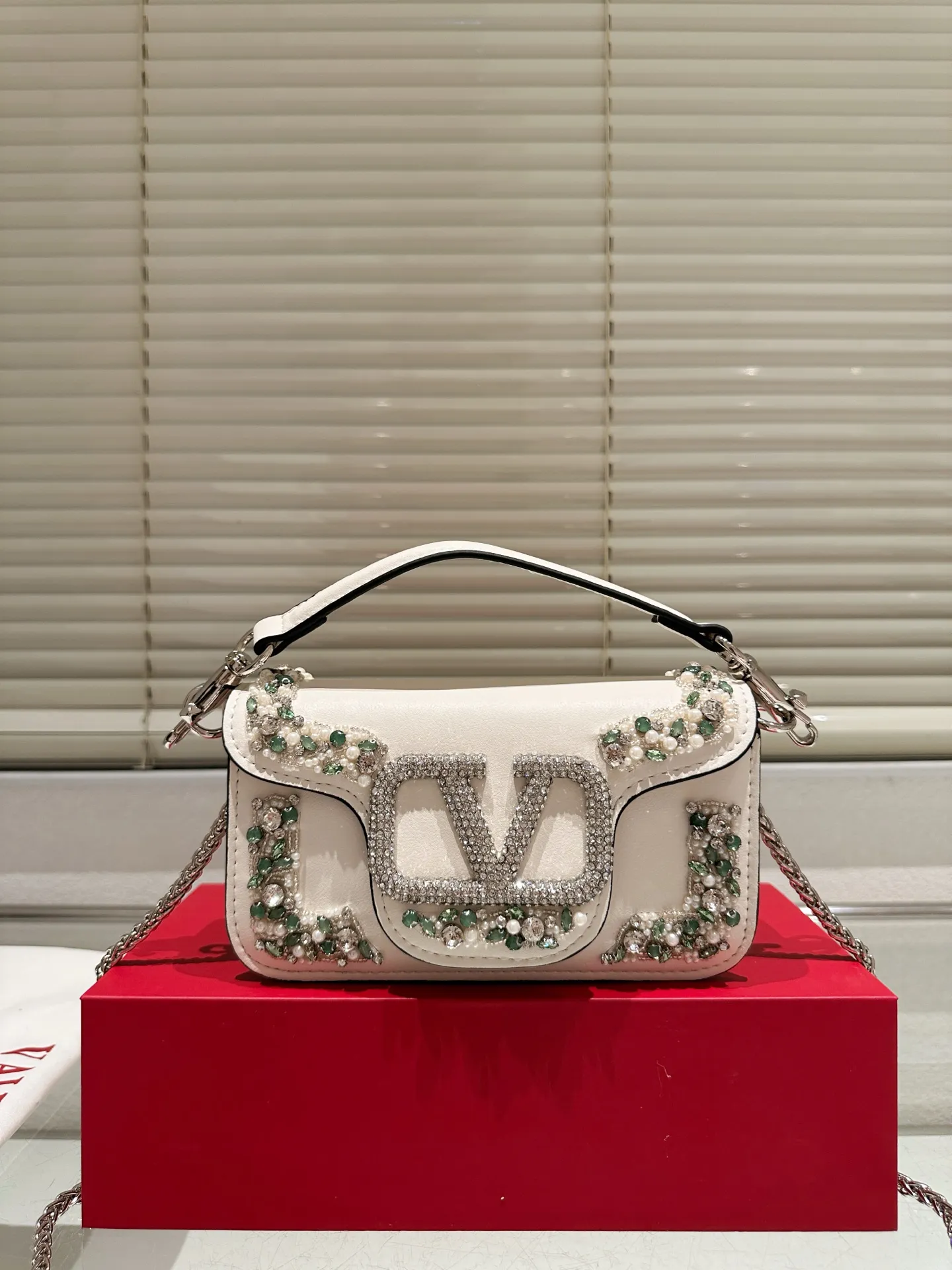 Small P400 folding box ⚠️Size 20.9 Valentino Loco shoulder bag has a high-end feel. This look is very versatile. No matter how you carry it, there is no pressure. Which girl can resist such a beautiful bag?