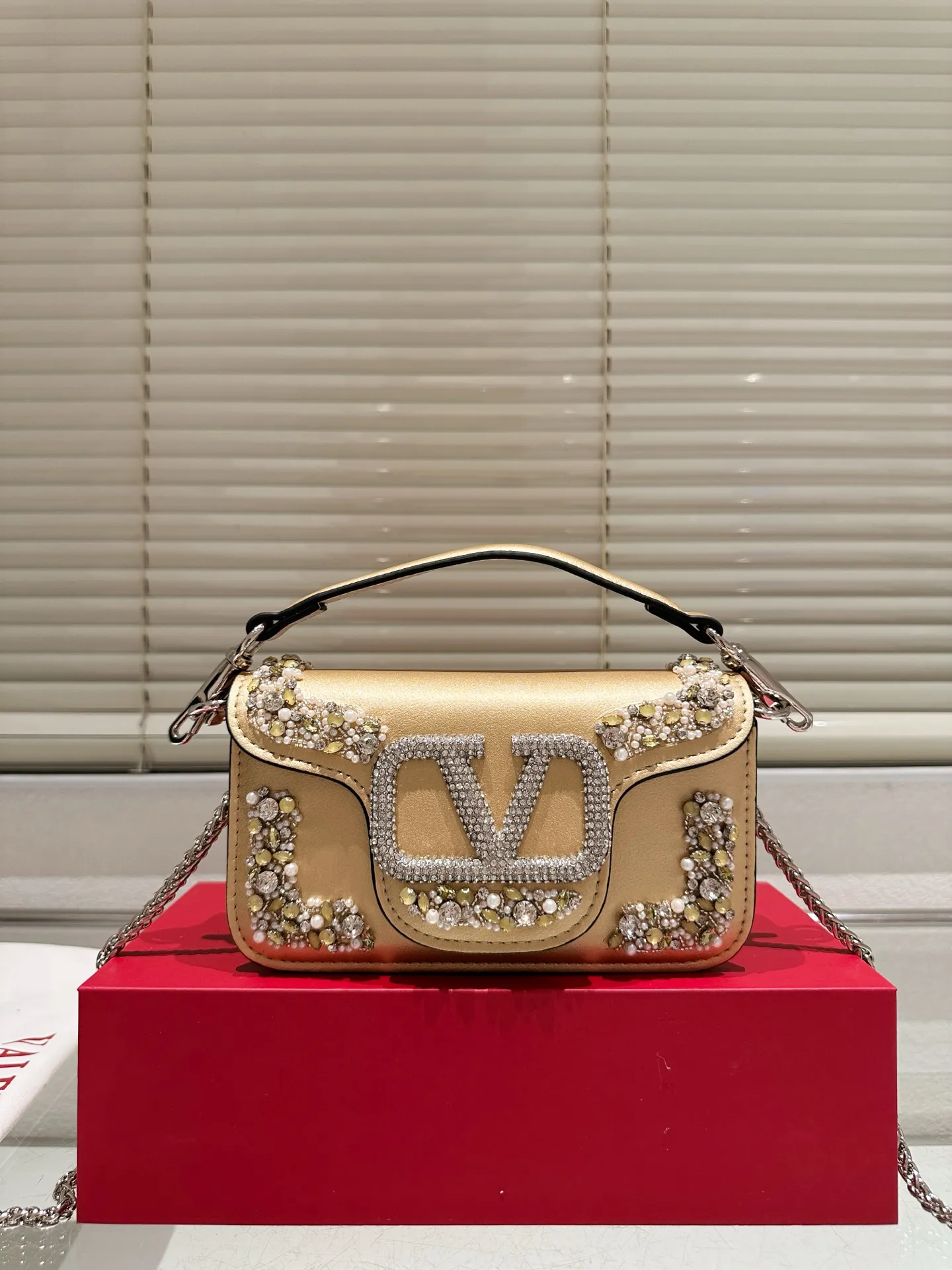 Small P400 folding box ⚠️Size 20.9 Valentino Loco shoulder bag has a high-end feel. This look is very versatile. No matter how you carry it, there is no pressure. Which girl can resist such a beautiful bag?