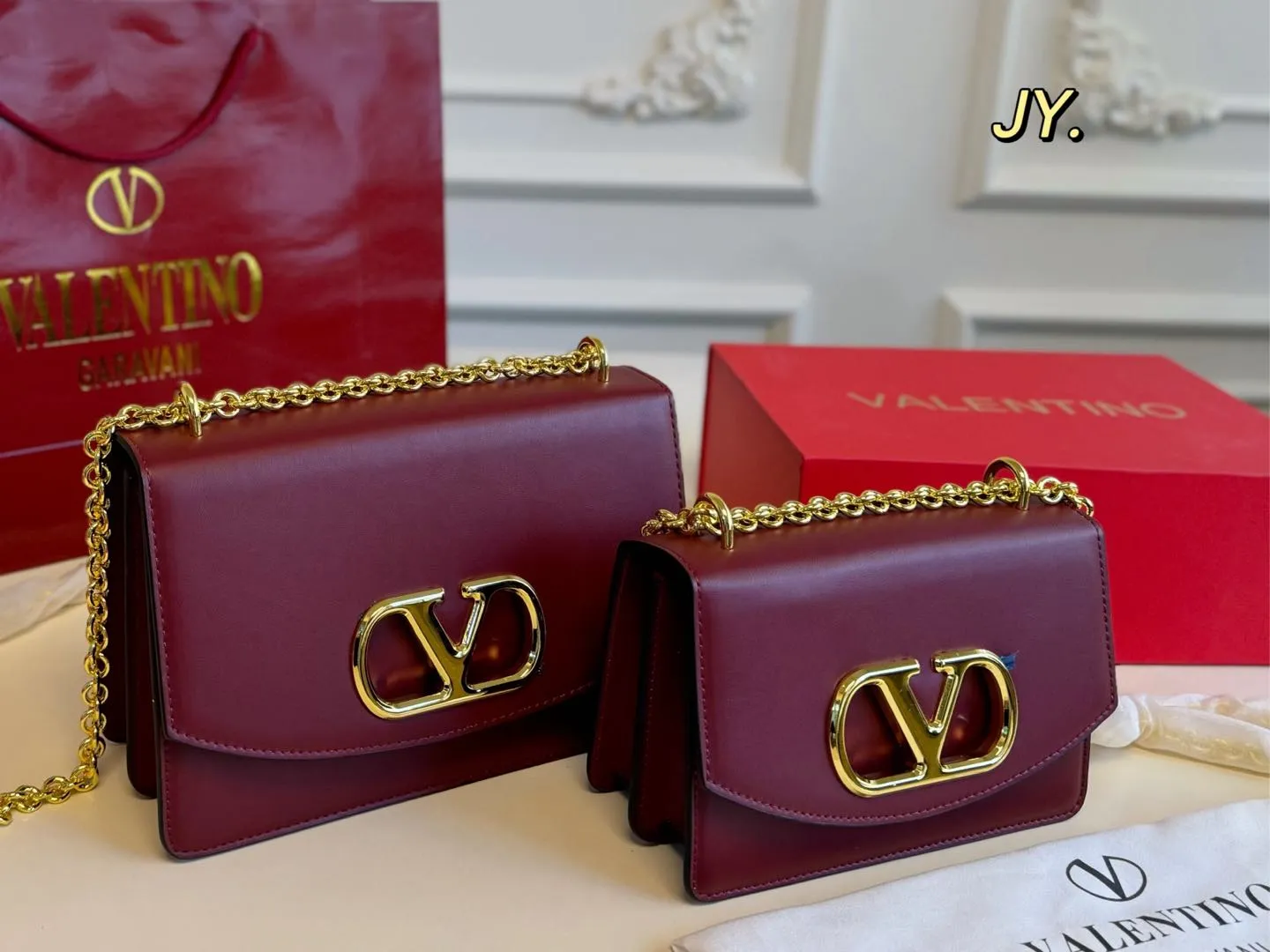 P300 large size P290 small size (folding box) size: 24×16 large size 20×13 small size Valentino Valentino 25ss VAIN chain accordion bag, retro hollow logo, modern style, eye-catching and textured, with a sense of high-end. This appearance is very versatile~ The flower of wealth in the world, beautiful and generous‼ ️