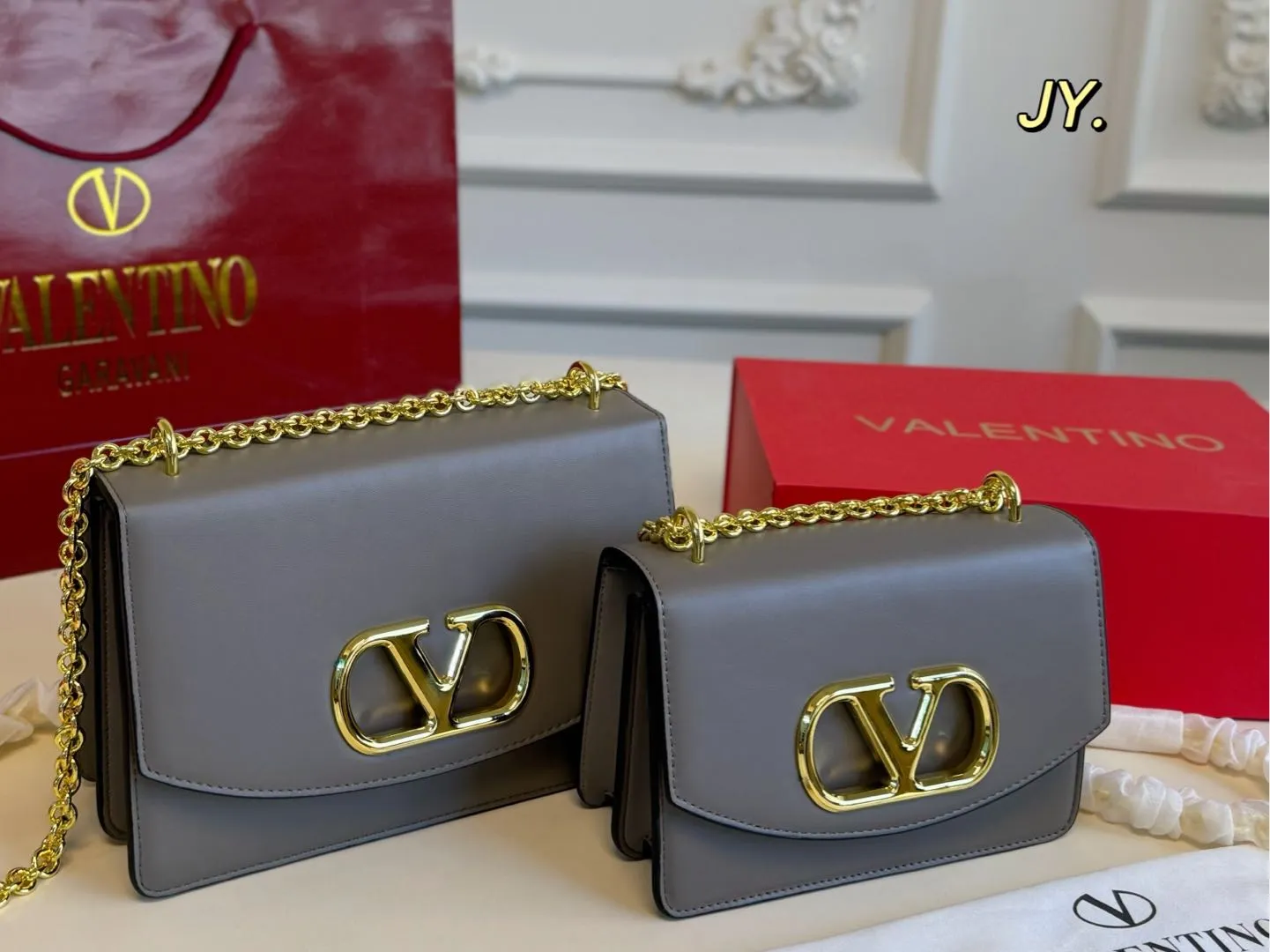 P300 large size P290 small size (folding box) size: 24×16 large size 20×13 small size Valentino Valentino 25ss VAIN chain accordion bag, retro hollow logo, modern style, eye-catching and textured, with a sense of high-end. This appearance is very versatile~ The flower of wealth in the world, beautiful and generous‼ ️