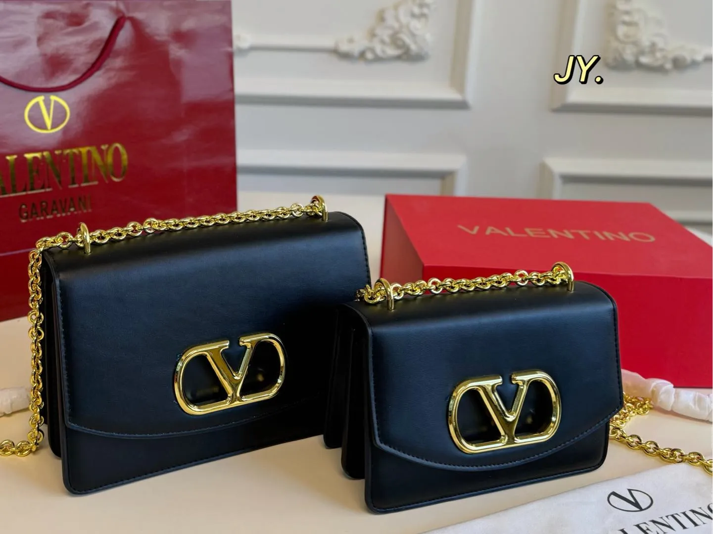 P300 large size P290 small size (folding box) size: 24×16 large size 20×13 small size Valentino Valentino 25ss VAIN chain accordion bag, retro hollow logo, modern style, eye-catching and textured, with a sense of high-end. This appearance is very versatile~ The flower of wealth in the world, beautiful and generous‼ ️