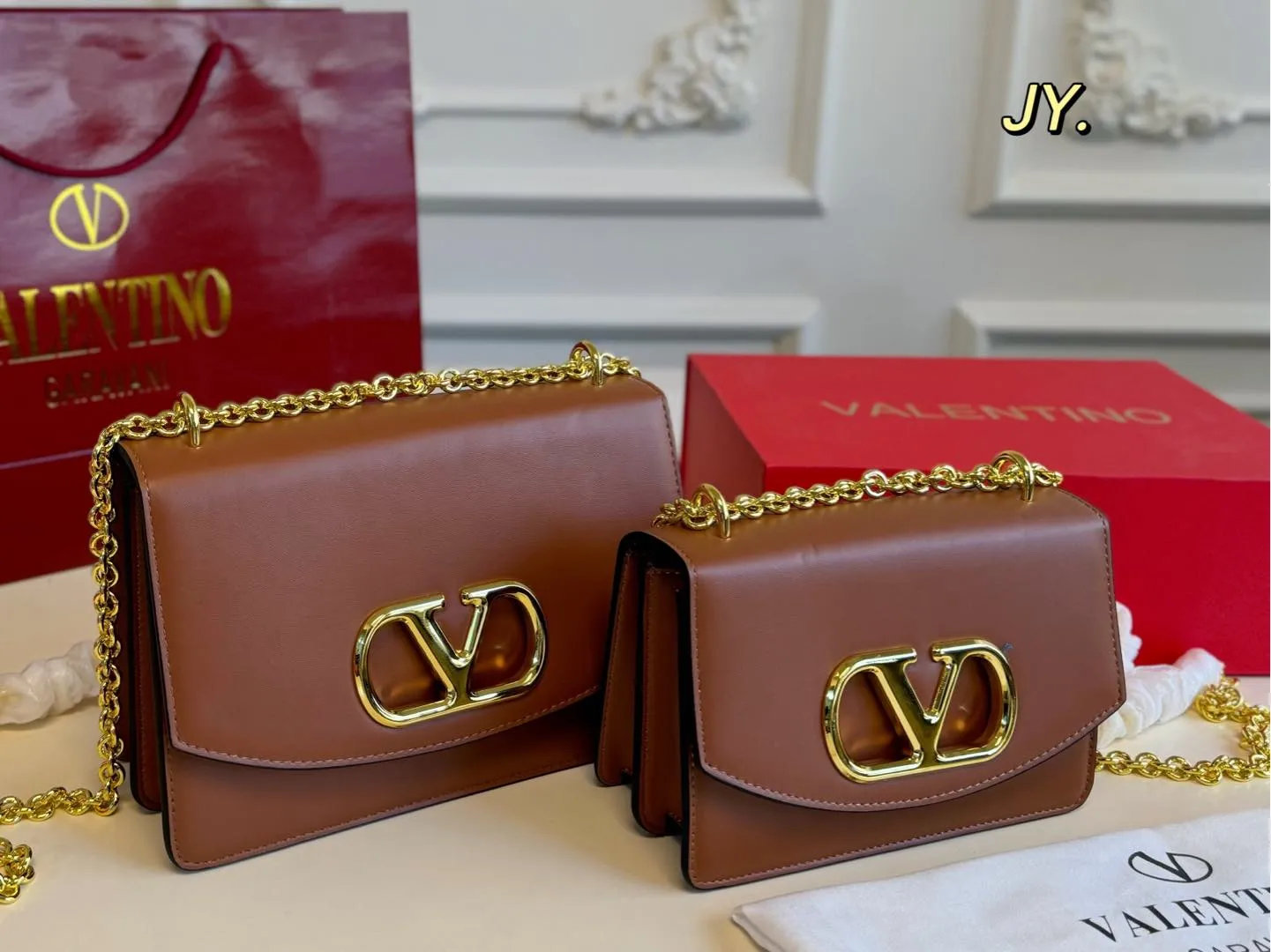 P300 large size P290 small size (folding box) size: 24×16 large size 20×13 small size Valentino Valentino 25ss VAIN chain accordion bag, retro hollow logo, modern style, eye-catching and textured, with a sense of high-end. This appearance is very versatile~ The flower of wealth in the world, beautiful and generous‼ ️