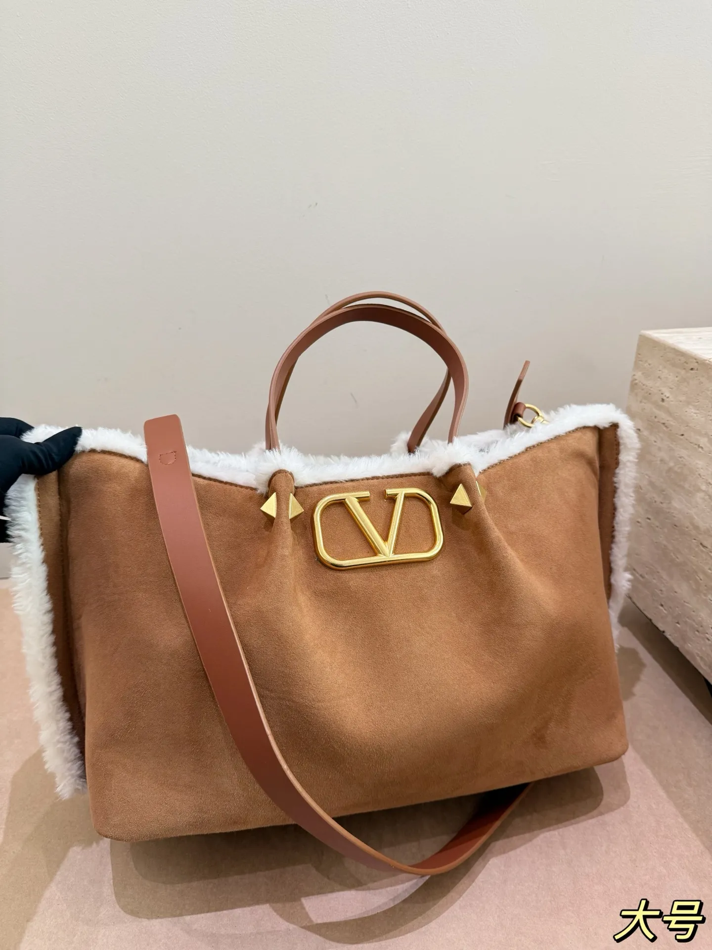 Large size P460 without box, size 37*24 Small size P450 without box, size 25*19 Valentino suede lambswool tote bag has unlimited charm and unleashes your fashion attitude. It has a unique appearance and many cute colors to choose from. It is a fashion item not to be missed. Different from the softness of canvas bags, it creates a free and easy feeling when carried on the body. It is super textured and is loved by fashionistas.