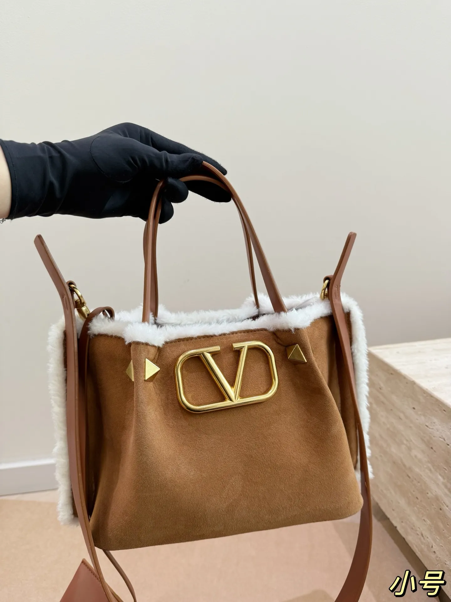 Large size P460 without box, size 37*24 Small size P450 without box, size 25*19 Valentino suede lambswool tote bag has unlimited charm and unleashes your fashion attitude. It has a unique appearance and many cute colors to choose from. It is a fashion item not to be missed. Different from the softness of canvas bags, it creates a free and easy feeling when carried on the body. It is super textured and is loved by fashionistas.