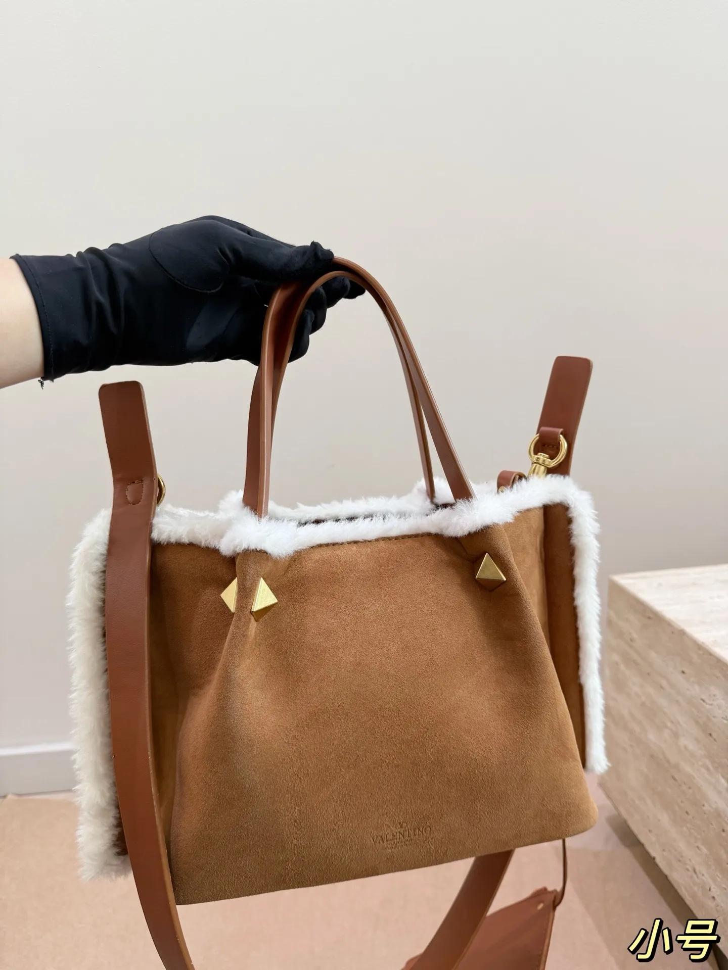 Large size P460 without box, size 37*24 Small size P450 without box, size 25*19 Valentino suede lambswool tote bag has unlimited charm and unleashes your fashion attitude. It has a unique appearance and many cute colors to choose from. It is a fashion item not to be missed. Different from the softness of canvas bags, it creates a free and easy feeling when carried on the body. It is super textured and is loved by fashionistas.