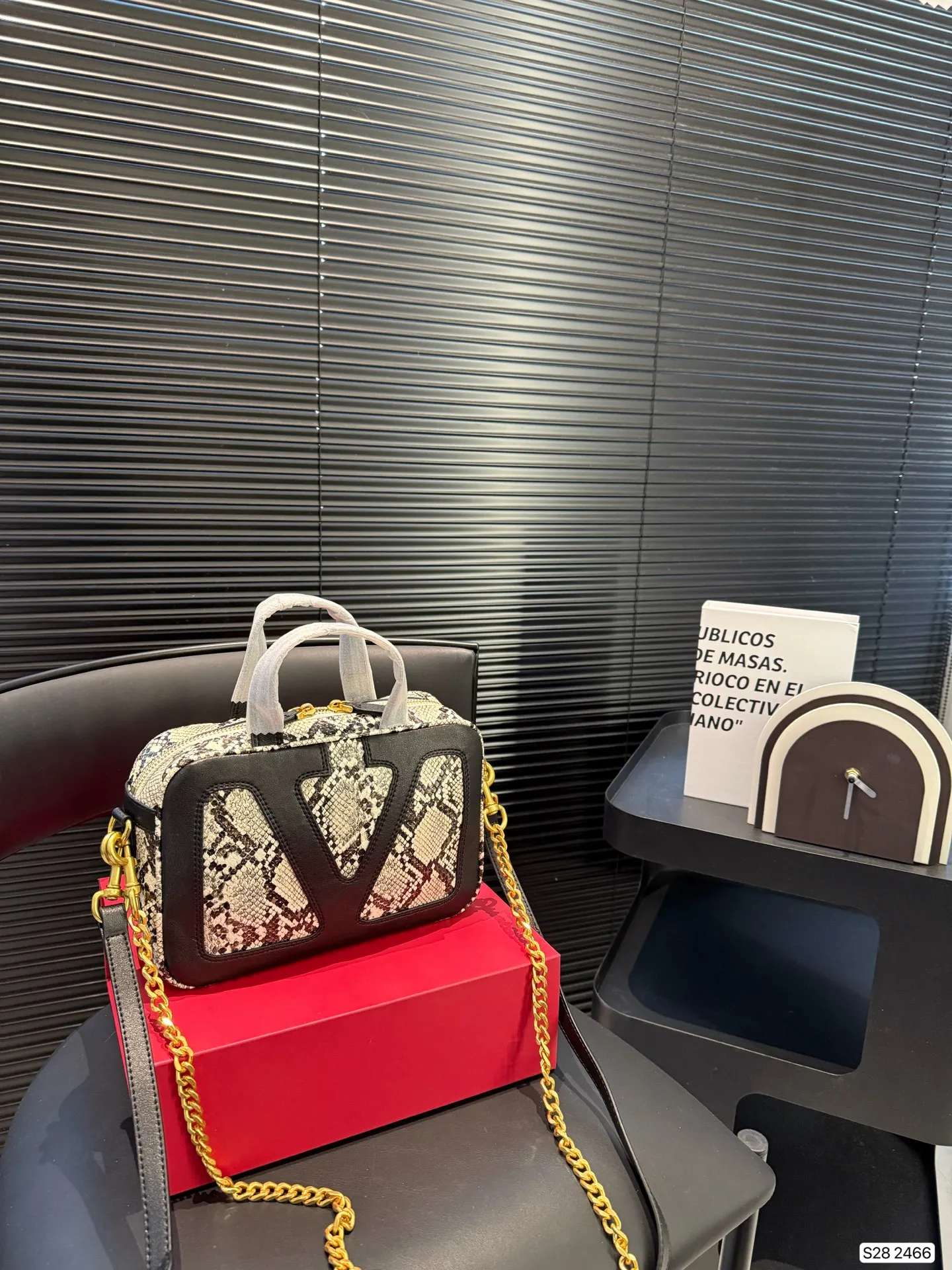 P380 comes with a folding box. Stars interpret the Valentino Viva Superstar bag. The eye-catching V Logo makes it highly recognizable. The outline of the bag is square and orderly. The color matching and sliding chain add to the retro texture. #Valentino2025 Early Spring Series Size: 24 16 Item No. 2466