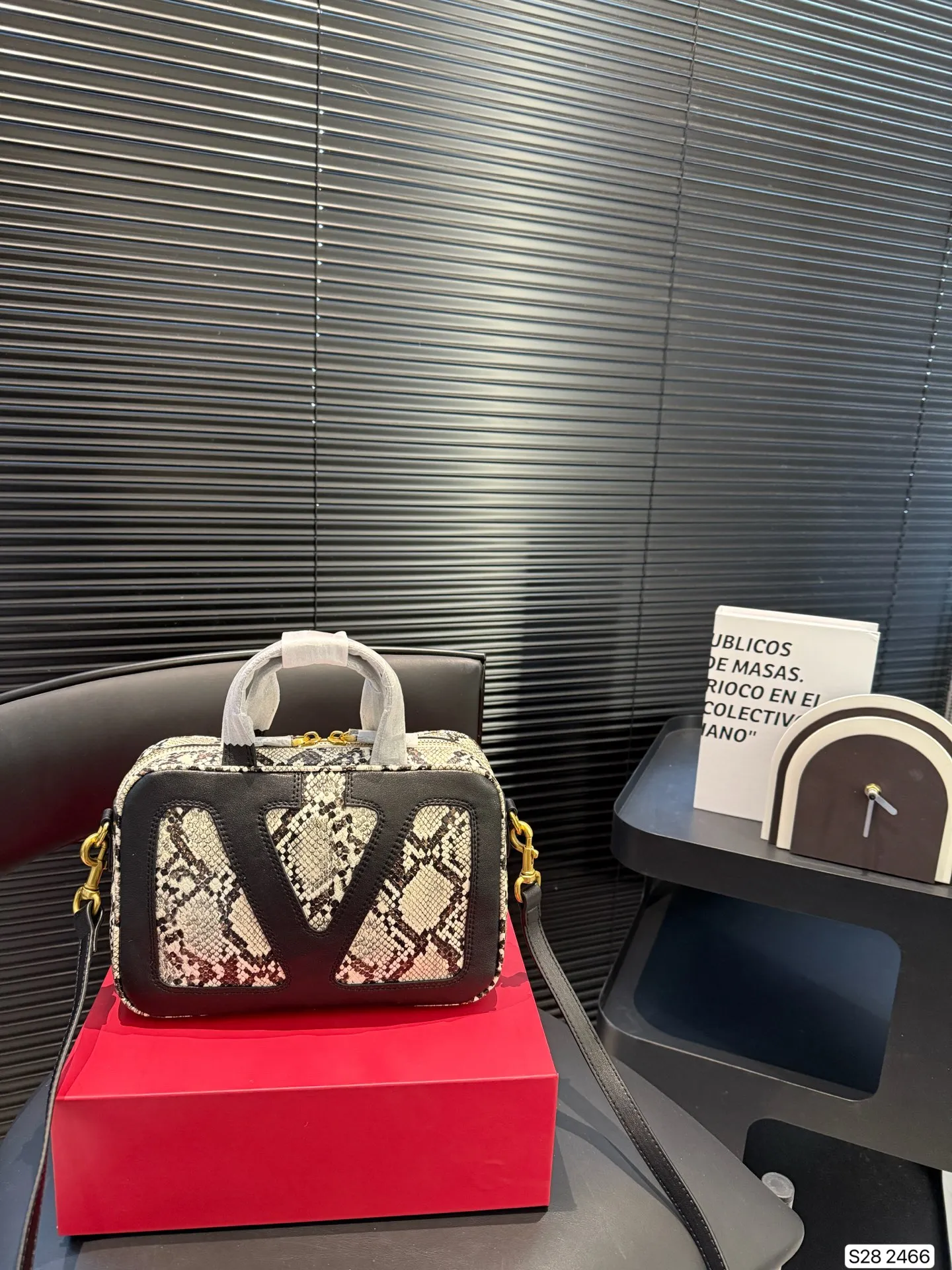 P380 comes with a folding box. Stars interpret the Valentino Viva Superstar bag. The eye-catching V Logo makes it highly recognizable. The outline of the bag is square and orderly. The color matching and sliding chain add to the retro texture. #Valentino2025 Early Spring Series Size: 24 16 Item No. 2466