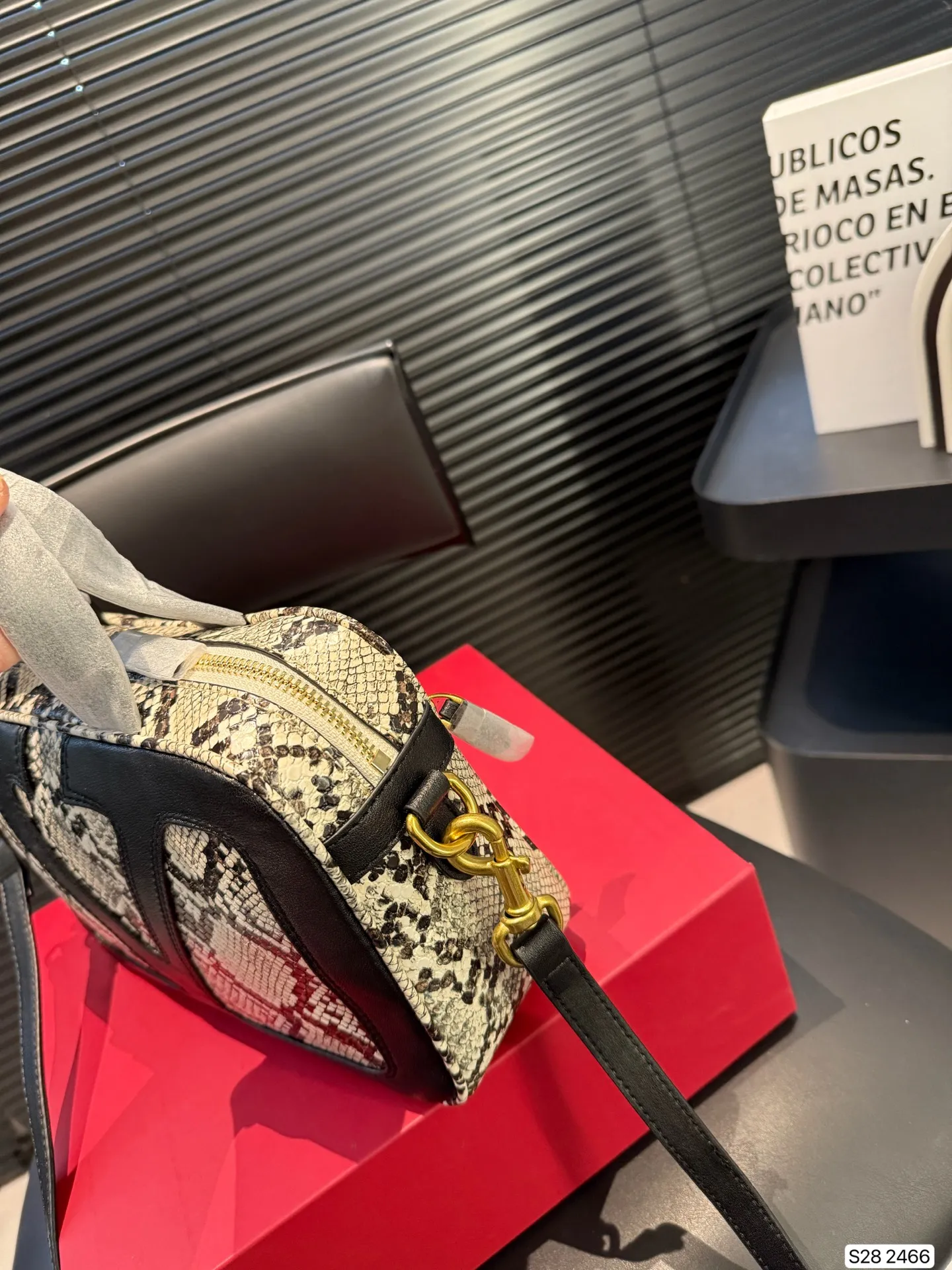 P380 comes with a folding box. Stars interpret the Valentino Viva Superstar bag. The eye-catching V Logo makes it highly recognizable. The outline of the bag is square and orderly. The color matching and sliding chain add to the retro texture. #Valentino2025 Early Spring Series Size: 24 16 Item No. 2466