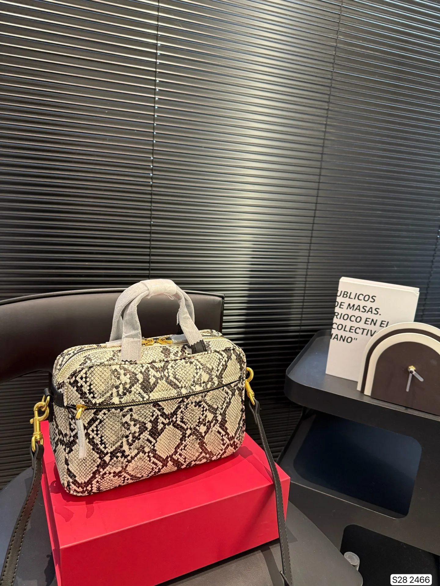 P380 comes with a folding box. Stars interpret the Valentino Viva Superstar bag. The eye-catching V Logo makes it highly recognizable. The outline of the bag is square and orderly. The color matching and sliding chain add to the retro texture. #Valentino2025 Early Spring Series Size: 24 16 Item No. 2466