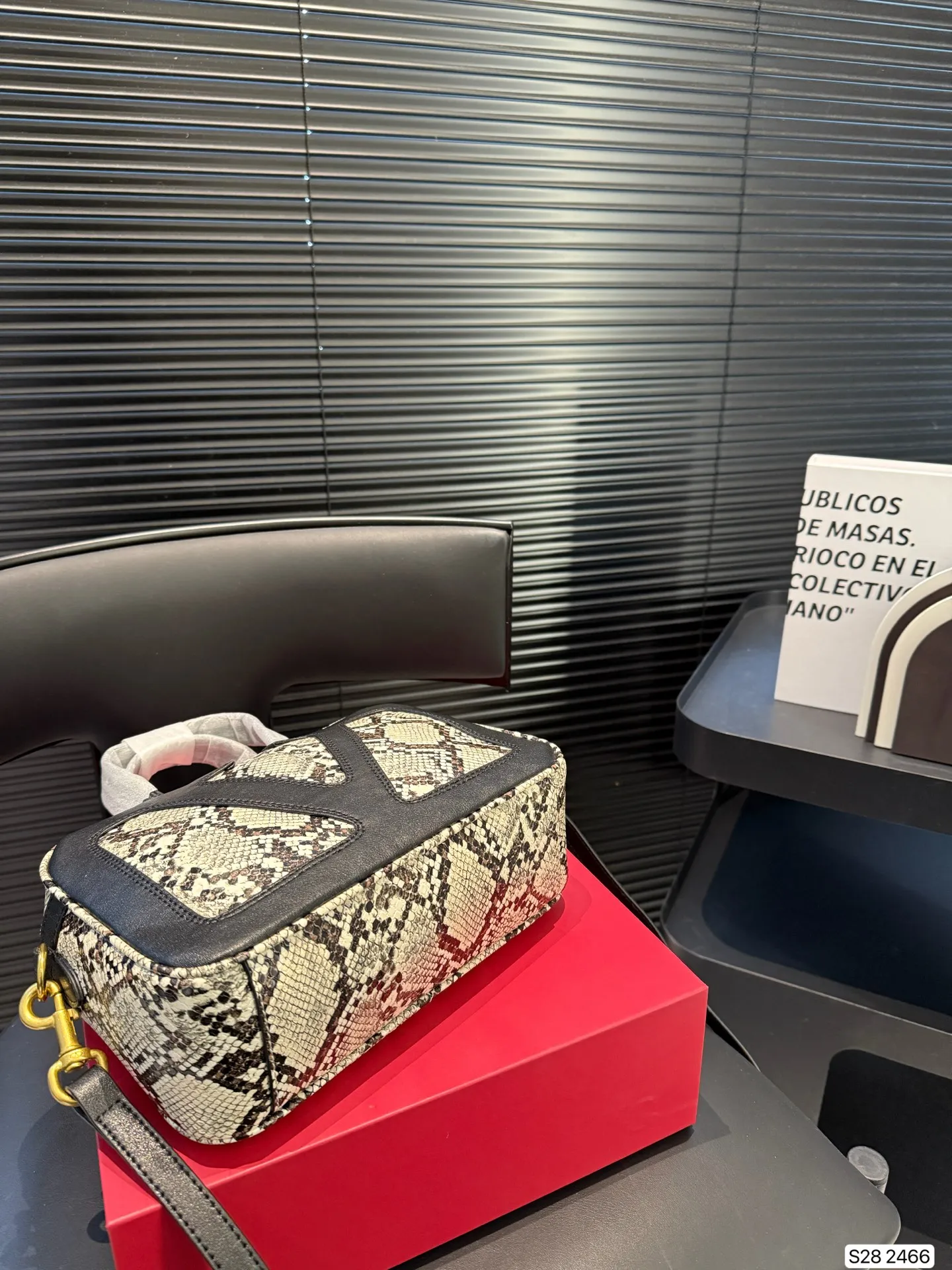 P380 comes with a folding box. Stars interpret the Valentino Viva Superstar bag. The eye-catching V Logo makes it highly recognizable. The outline of the bag is square and orderly. The color matching and sliding chain add to the retro texture. #Valentino2025 Early Spring Series Size: 24 16 Item No. 2466