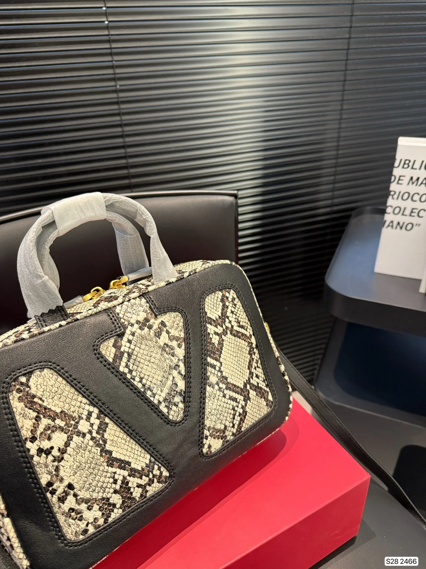 P380 comes with a folding box. Stars interpret the Valentino Viva Superstar bag. The eye-catching V Logo makes it highly recognizable. The outline of the bag is square and orderly. The color matching and sliding chain add to the retro texture. #Valentino2025 Early Spring Series Size: 24 16 Item No. 2466