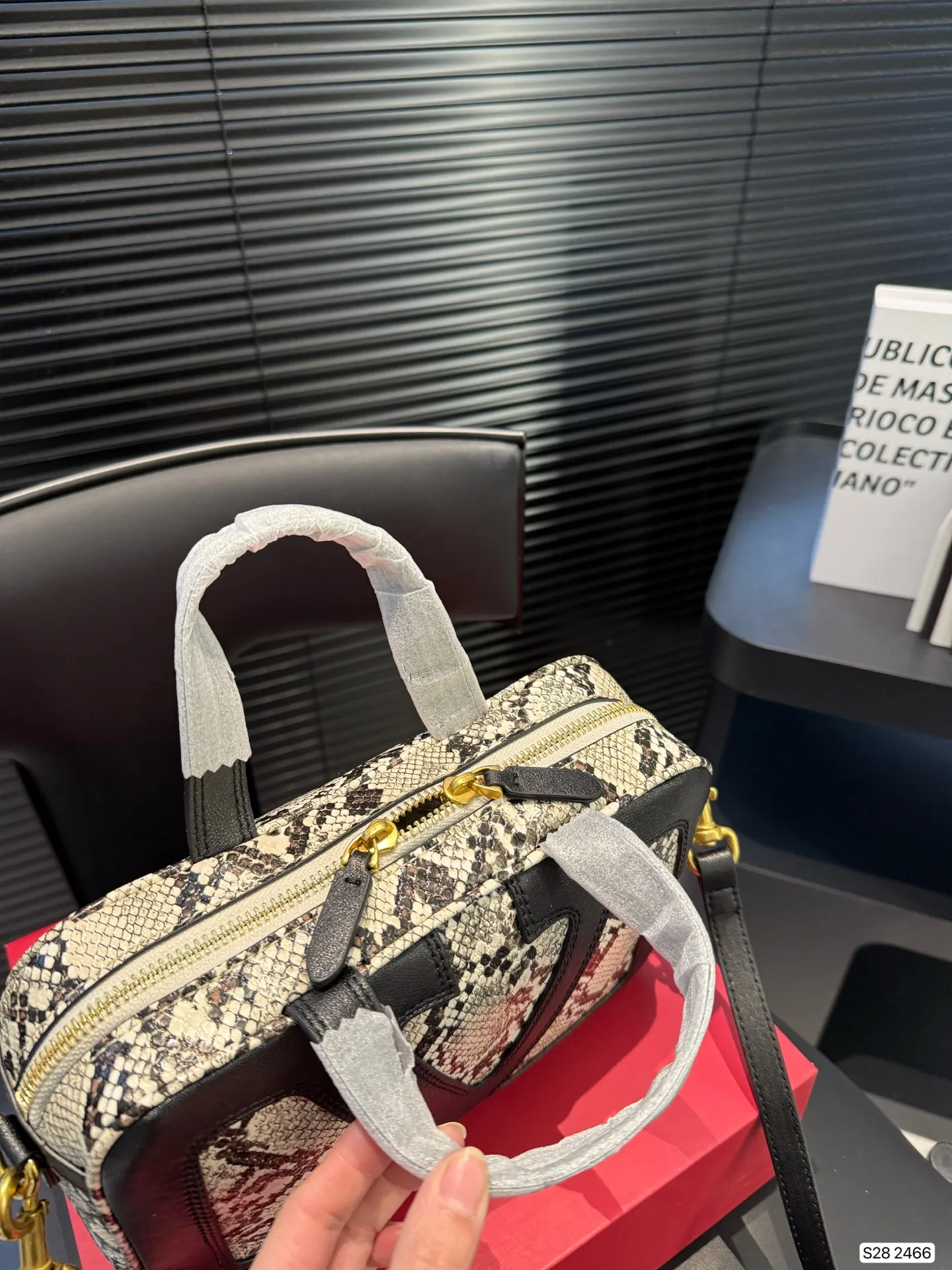 P380 comes with a folding box. Stars interpret the Valentino Viva Superstar bag. The eye-catching V Logo makes it highly recognizable. The outline of the bag is square and orderly. The color matching and sliding chain add to the retro texture. #Valentino2025 Early Spring Series Size: 24 16 Item No. 2466