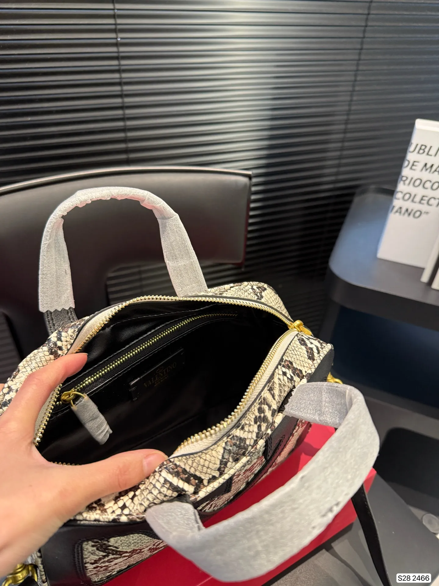 P380 comes with a folding box. Stars interpret the Valentino Viva Superstar bag. The eye-catching V Logo makes it highly recognizable. The outline of the bag is square and orderly. The color matching and sliding chain add to the retro texture. #Valentino2025 Early Spring Series Size: 24 16 Item No. 2466