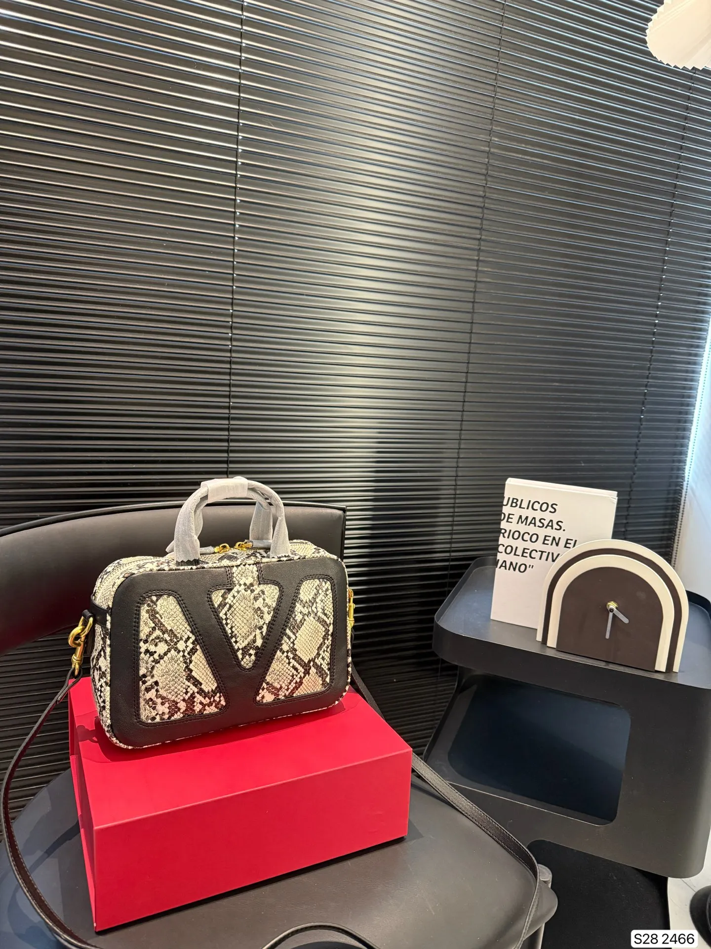 P380 comes with a folding box. Stars interpret the Valentino Viva Superstar bag. The eye-catching V Logo makes it highly recognizable. The outline of the bag is square and orderly. The color matching and sliding chain add to the retro texture. #Valentino2025 Early Spring Series Size: 24 16 Item No. 2466