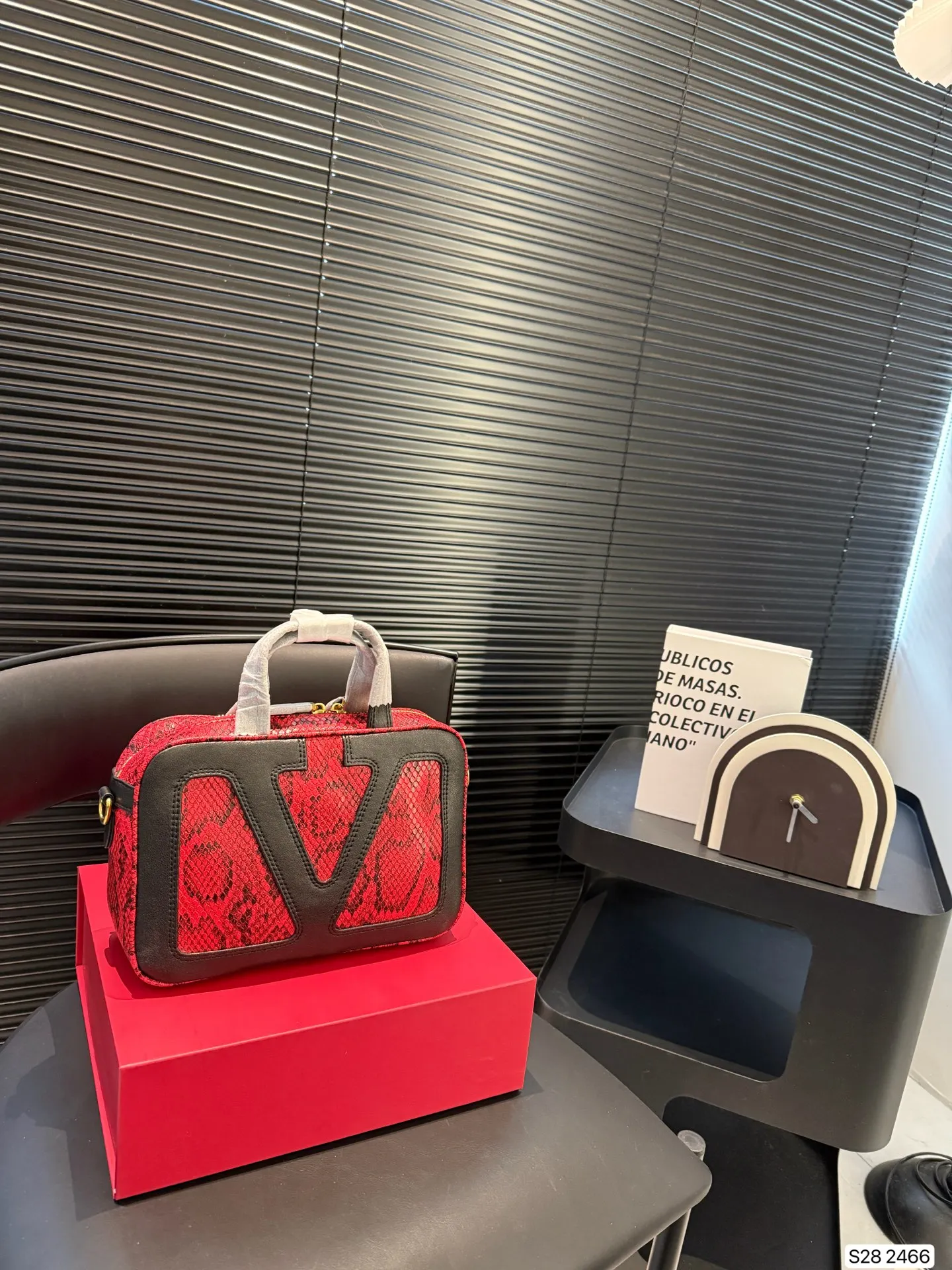 P380 comes with a folding box. Stars interpret the Valentino Viva Superstar bag. The eye-catching V Logo makes it highly recognizable. The outline of the bag is square and orderly. The color matching and sliding chain add to the retro texture. #Valentino2025 Early Spring Series Size: 24 16 Item No. 2466