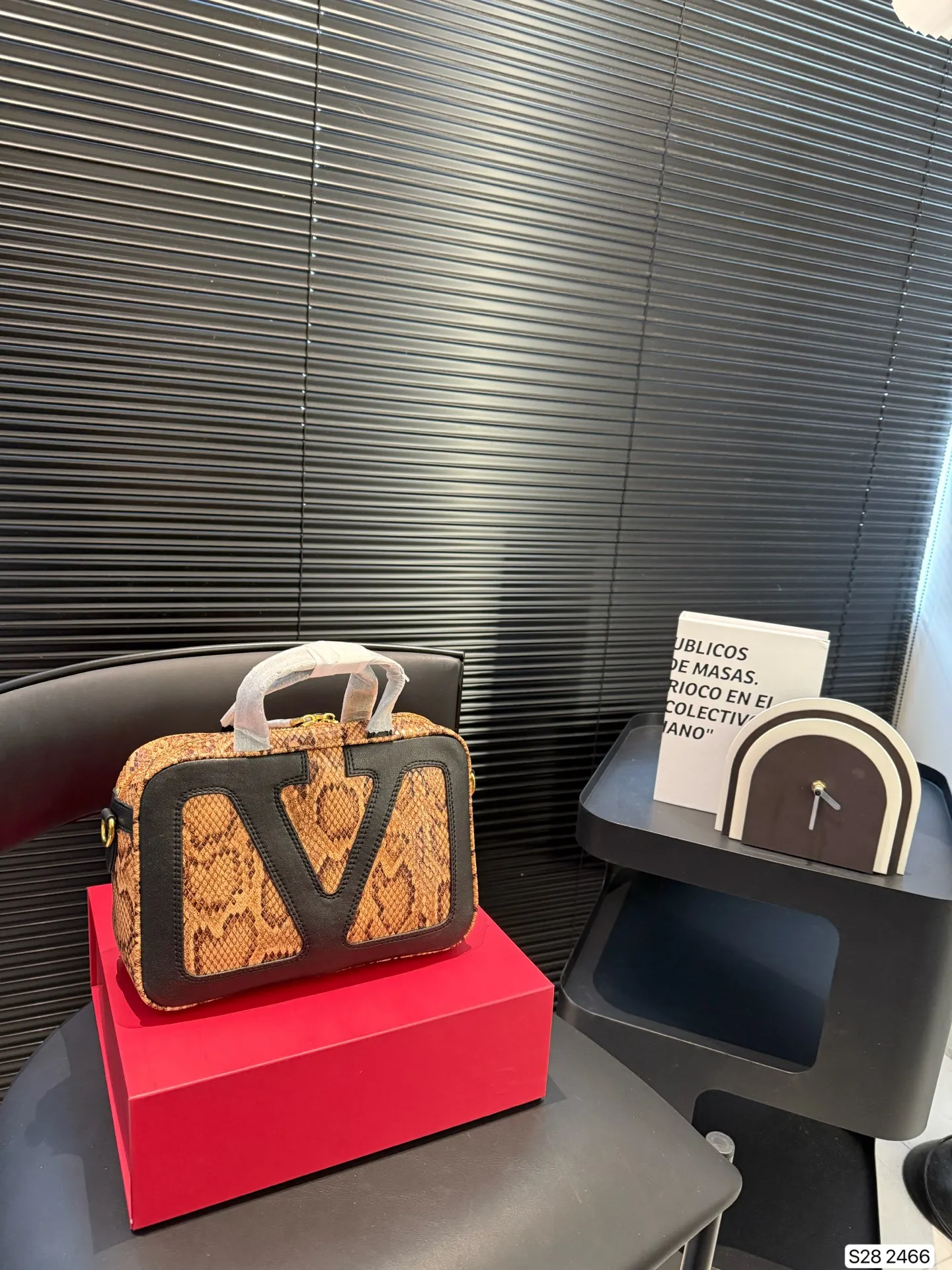 P380 comes with a folding box. Stars interpret the Valentino Viva Superstar bag. The eye-catching V Logo makes it highly recognizable. The outline of the bag is square and orderly. The color matching and sliding chain add to the retro texture. #Valentino2025 Early Spring Series Size: 24 16 Item No. 2466