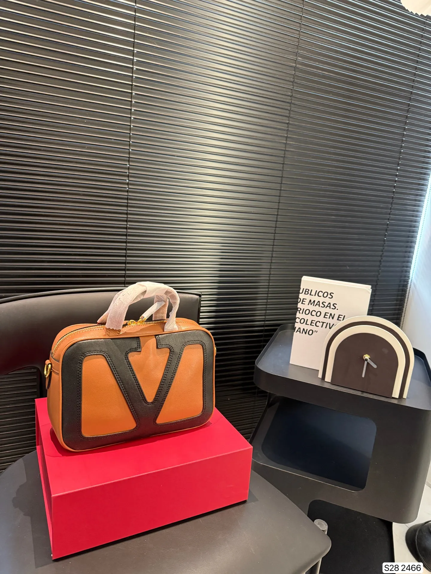 P380 comes with a folding box. Stars interpret the Valentino Viva Superstar bag. The eye-catching V Logo makes it highly recognizable. The outline of the bag is square and orderly. The color matching and sliding chain add to the retro texture. #Valentino2025 Early Spring Series Size: 24 16 Item No. 2466