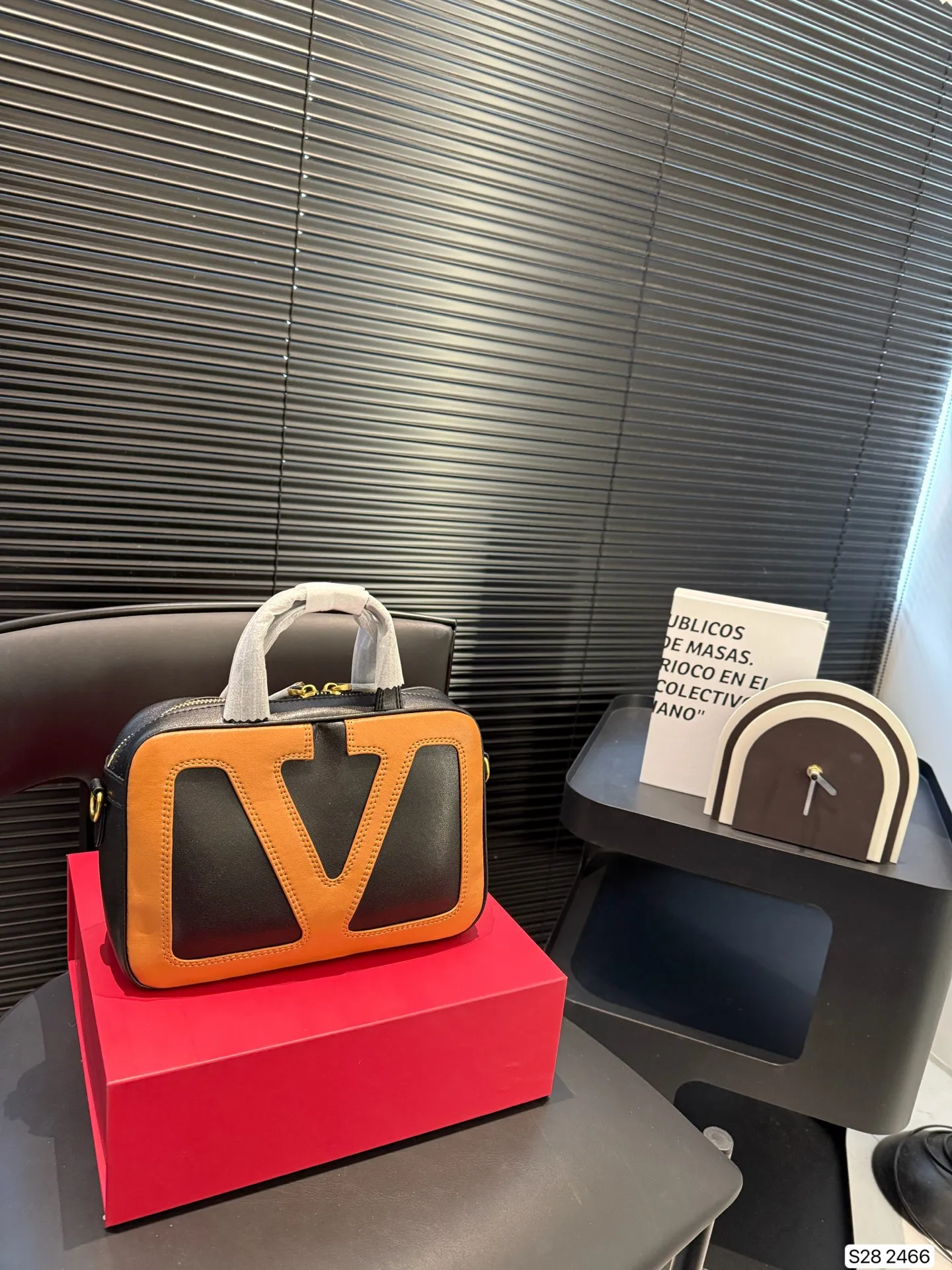 P380 comes with a folding box. Stars interpret the Valentino Viva Superstar bag. The eye-catching V Logo makes it highly recognizable. The outline of the bag is square and orderly. The color matching and sliding chain add to the retro texture. #Valentino2025 Early Spring Series Size: 24 16 Item No. 2466