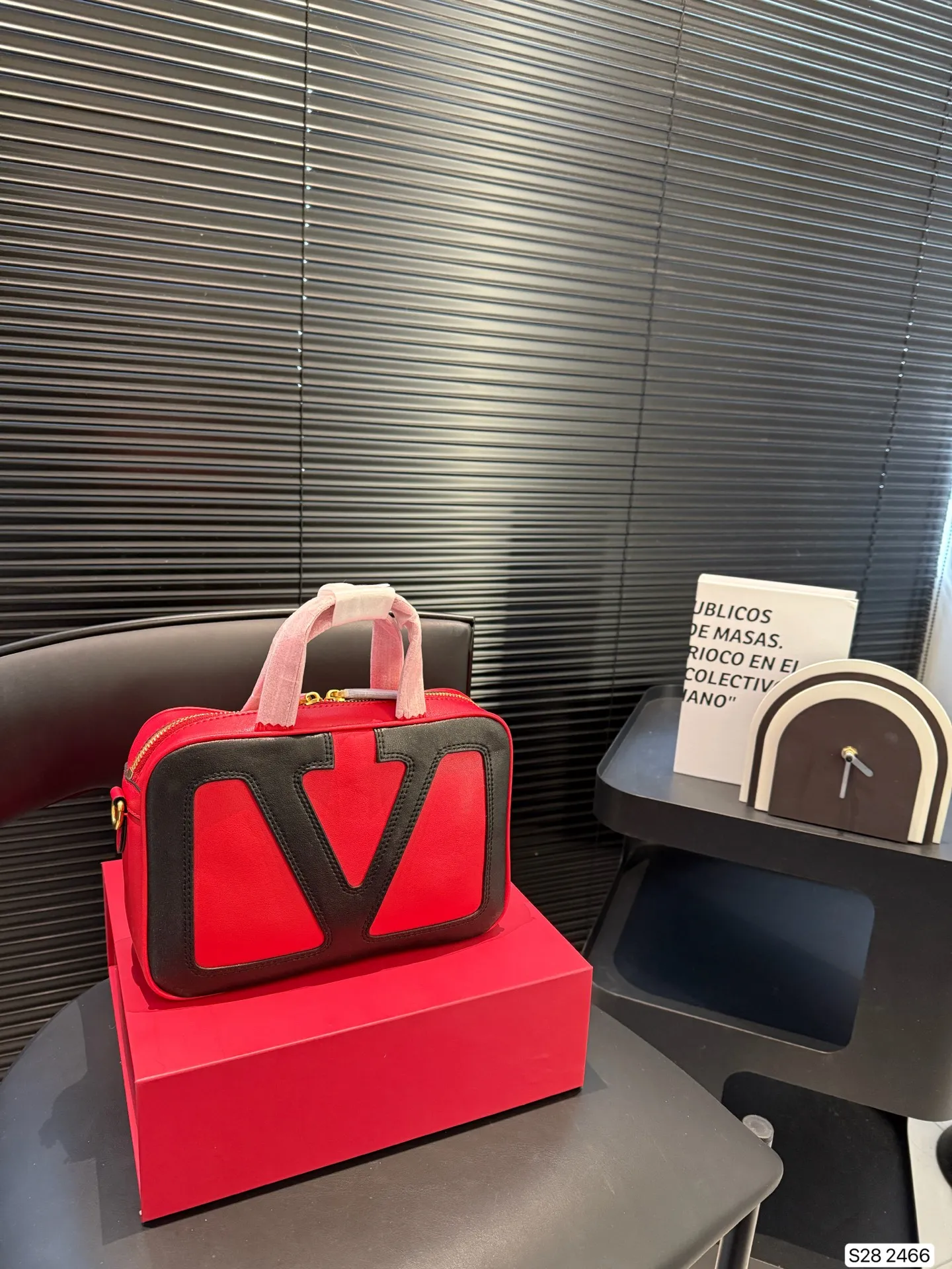 P380 comes with a folding box. Stars interpret the Valentino Viva Superstar bag. The eye-catching V Logo makes it highly recognizable. The outline of the bag is square and orderly. The color matching and sliding chain add to the retro texture. #Valentino2025 Early Spring Series Size: 24 16 Item No. 2466