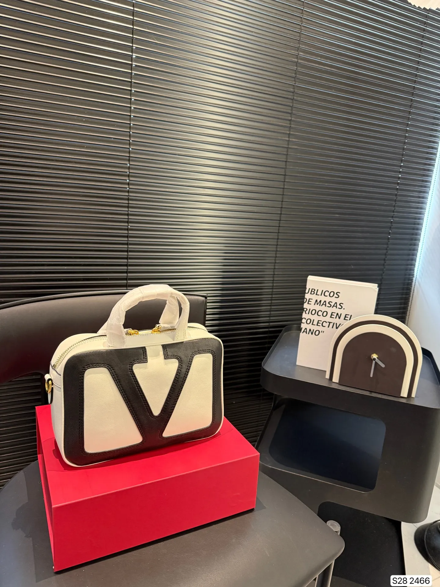 P380 comes with a folding box. Stars interpret the Valentino Viva Superstar bag. The eye-catching V Logo makes it highly recognizable. The outline of the bag is square and orderly. The color matching and sliding chain add to the retro texture. #Valentino2025 Early Spring Series Size: 24 16 Item No. 2466