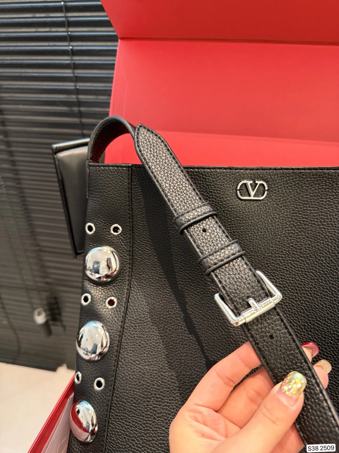 P480 Valentino Tote Willow Tote New Autumn Favorite | Practical and Versatile Bags Autumn is here, do you feel like it’s time to add new members to your wardrobe and bags? This versatile bag is definitely the best choice! It is not only large in capacity and can hold daily necessities, but also full of design details. Pair it with any style of outfit to create a fashionable look easily. Whether it is daily commuting or weekend gatherings, it can be perfectly held! Come and get the same style! Size 29 31 Item No. 2509