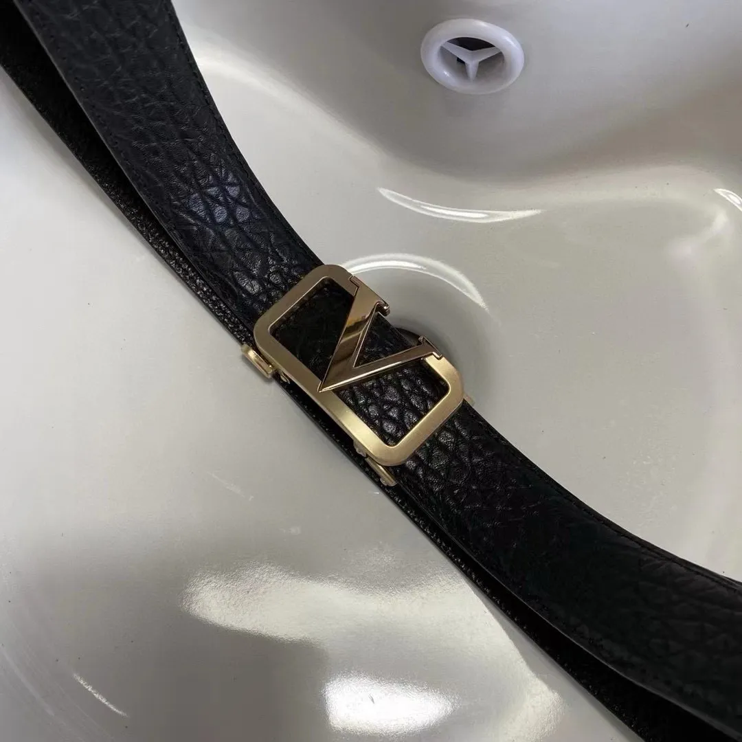 ✈️🇮🇹Brand: Valentino Valevtlo Guangzhou original buckle P160 ✈️🇮🇹Grade: 🚢Original private goods. First-layer cowhide black bottom, sold at counters🈶️, comparable to the genuine product! Exquisite oil edges, computer stitching, soft hand feel. No modifications in real photos. The upper body effect is super good, and the length can be cut. Comes with a full set of packaging at the counter. The first choice for gift giving ✈️🇮🇹Button: Guangzhou original buckle hardware ✈️🇮🇹Length: 100-125cm 3.5cm specifications ✈️🇮🇹Color: black