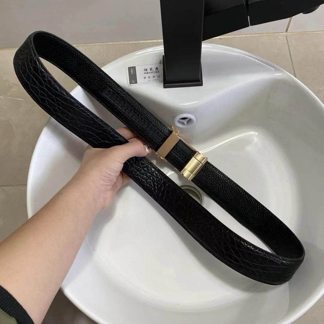 ✈️🇮🇹Brand: Valentino Valevtlo Guangzhou original buckle P160 ✈️🇮🇹Grade: 🚢Original private goods. First-layer cowhide black bottom, sold at counters🈶️, comparable to the genuine product! Exquisite oil edges, computer stitching, soft hand feel. No modifications in real photos. The upper body effect is super good, and the length can be cut. Comes with a full set of packaging at the counter. The first choice for gift giving ✈️🇮🇹Button: Guangzhou original buckle hardware ✈️🇮🇹Length: 100-125cm 3.5cm specifications ✈️🇮🇹Color: black