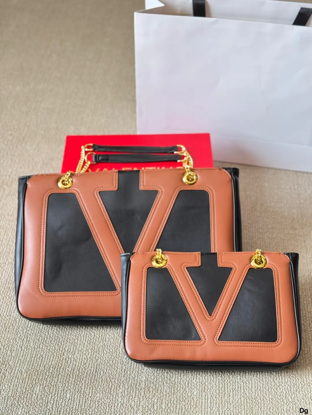 p290/p280 Wang Shiling's same Valentino Viva Superstar Valentino shoulder bag has a retro feel, is high-end yet elegant, and has a great atmosphere. It can be worn for commuting, leisure, and dating. The size is large 37 26cm and small 27 18cm.