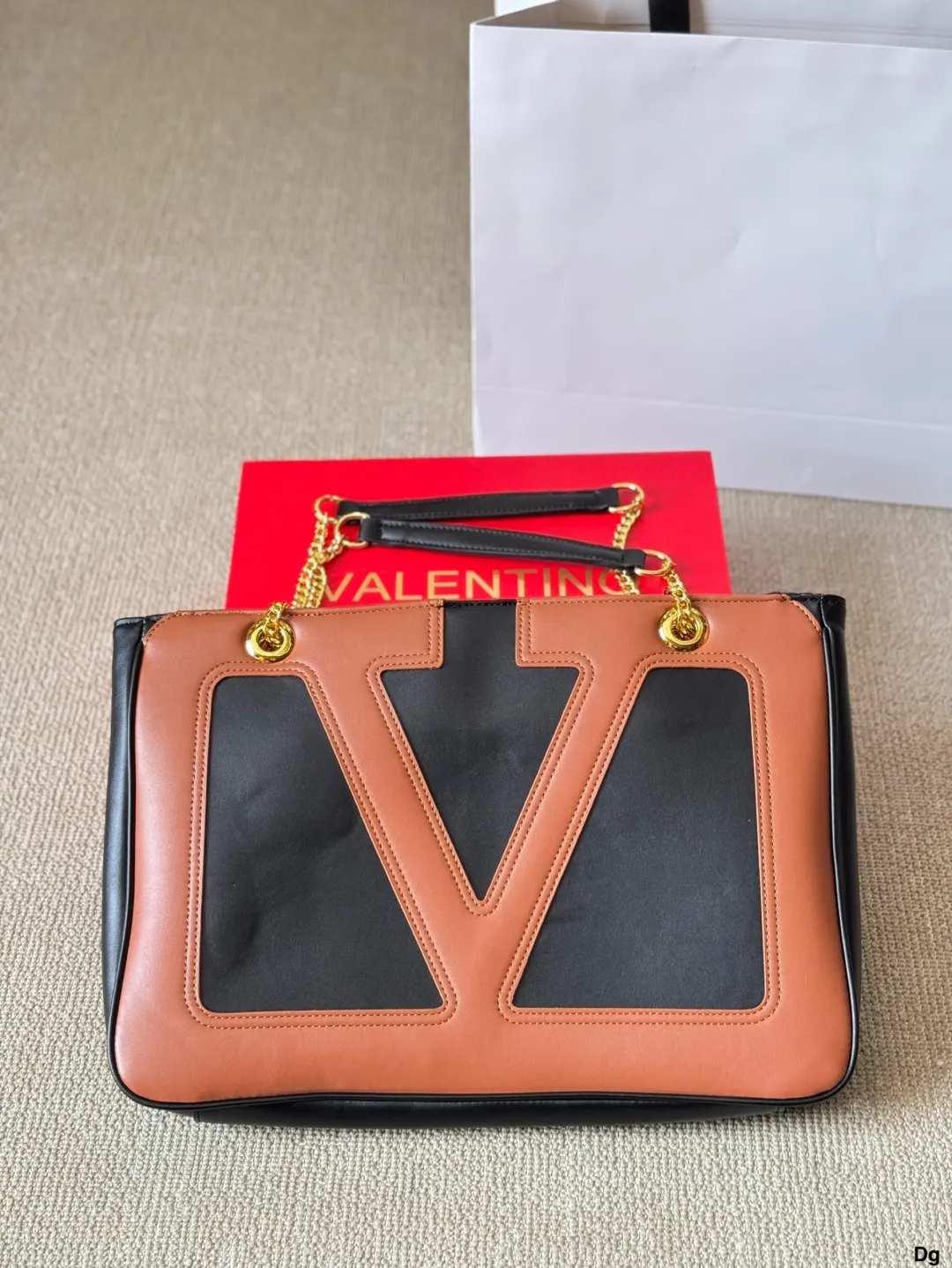 p290/p280 Wang Shiling's same Valentino Viva Superstar Valentino shoulder bag has a retro feel, is high-end yet elegant, and has a great atmosphere. It can be worn for commuting, leisure, and dating. The size is large 37 26cm and small 27 18cm.