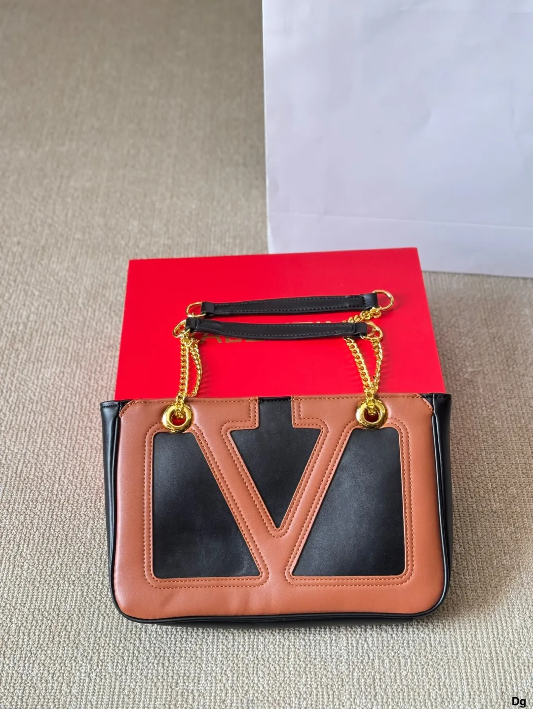 p290/p280 Wang Shiling's same Valentino Viva Superstar Valentino shoulder bag has a retro feel, is high-end yet elegant, and has a great atmosphere. It can be worn for commuting, leisure, and dating. The size is large 37 26cm and small 27 18cm.