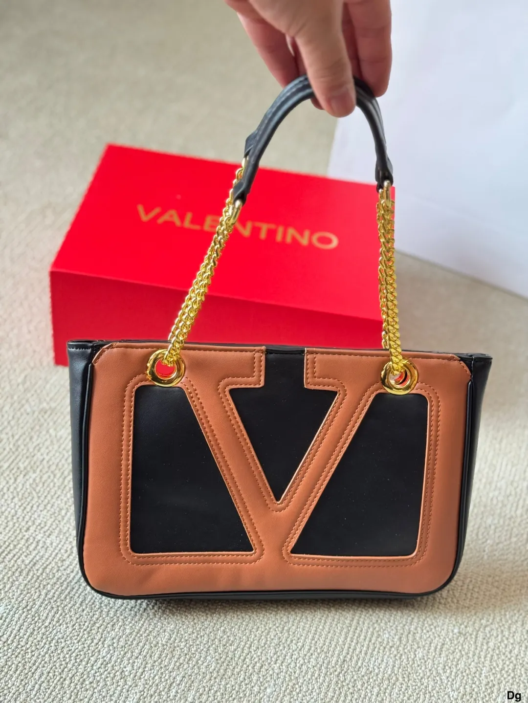 p290/p280 Wang Shiling's same Valentino Viva Superstar Valentino shoulder bag has a retro feel, is high-end yet elegant, and has a great atmosphere. It can be worn for commuting, leisure, and dating. The size is large 37 26cm and small 27 18cm.