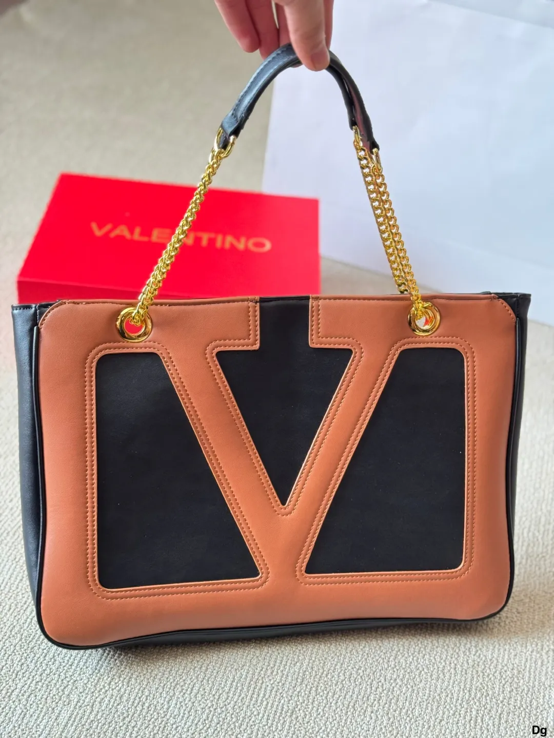 p290/p280 Wang Shiling's same Valentino Viva Superstar Valentino shoulder bag has a retro feel, is high-end yet elegant, and has a great atmosphere. It can be worn for commuting, leisure, and dating. The size is large 37 26cm and small 27 18cm.
